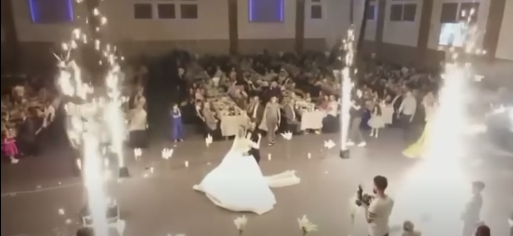 Des fusées éclairantes se sont déclenchées alors que Haneen et Revan Isho dansaient lors de leur mariage | Source : YouTube.com/@SkyNews