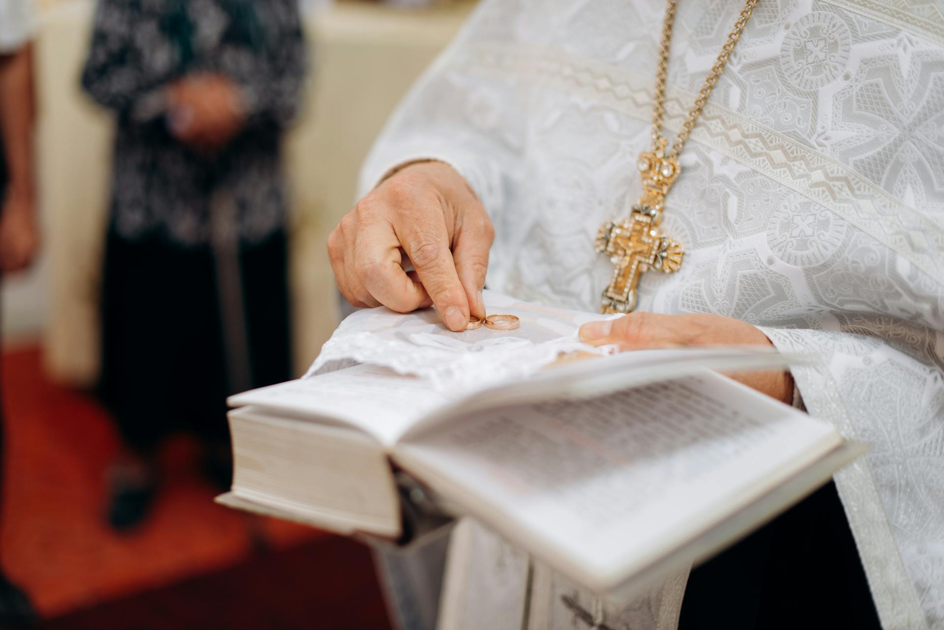 Un prêtre conduisant une cérémonie de mariage | Source : Pexels