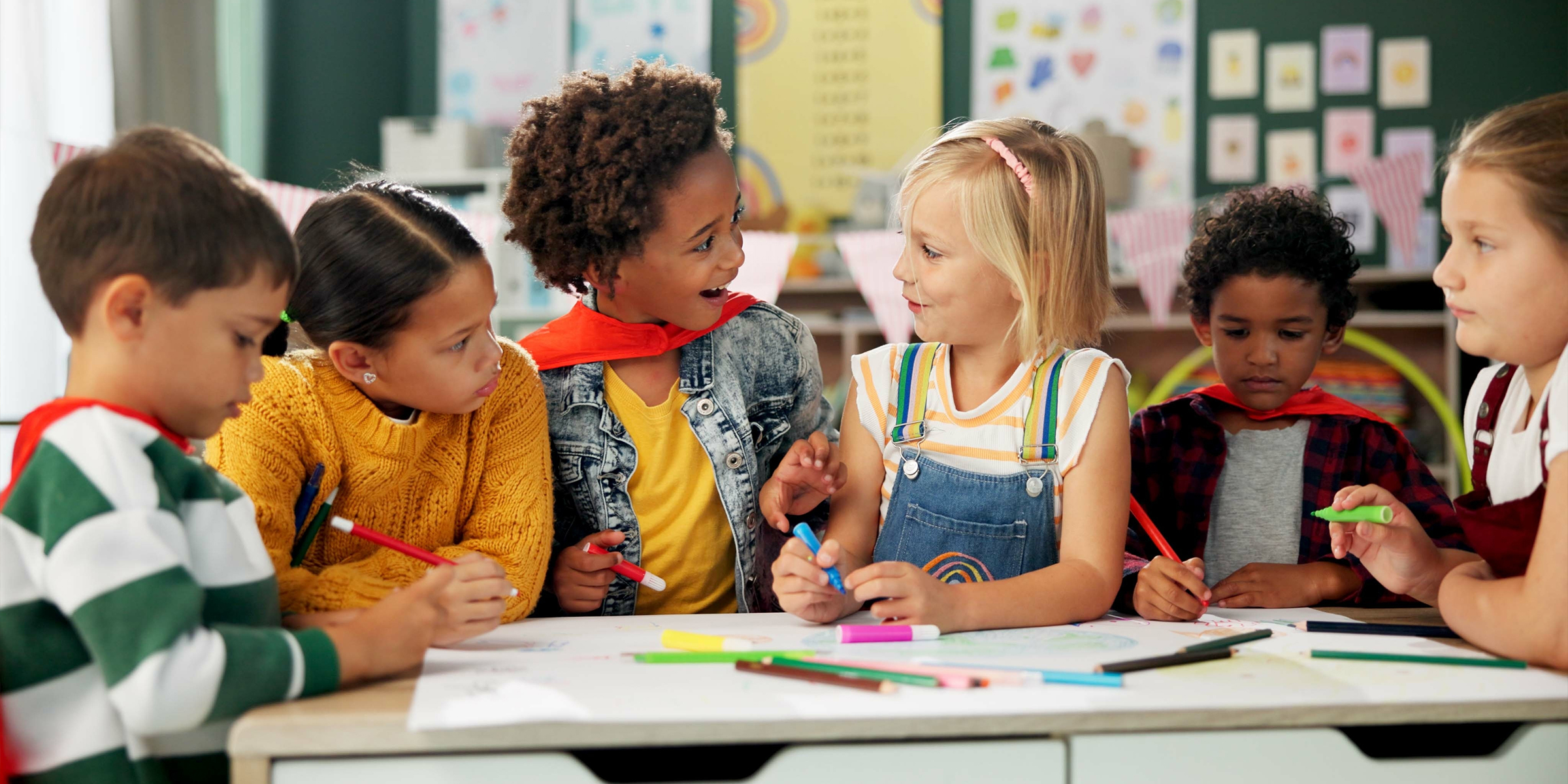 Des enfants dans une salle de classe | Source : Shutterstock