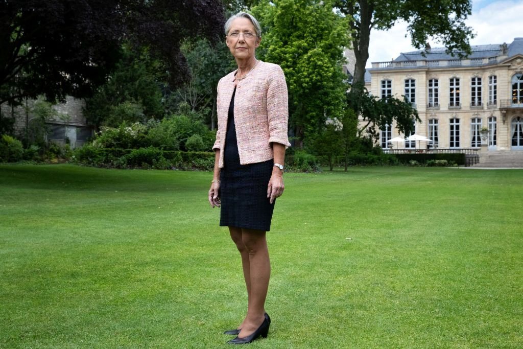 La Première ministre française, Elisabeth Borne, pose lors d'une séance photo dans le jardin de l'hôtel Matignon, la résidence officielle du Premier ministre français, à Paris, le 31 mai 2022. | Photo : Getty Images