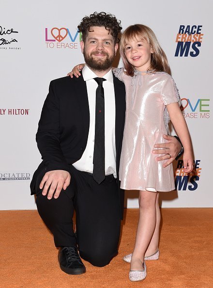 Jack Osbourne et sa fille Pearl Osbourne arrivent à la 25e course annuelle pour effacer MS Gala au Beverly Hilton Hotel | Photo: Getty Images