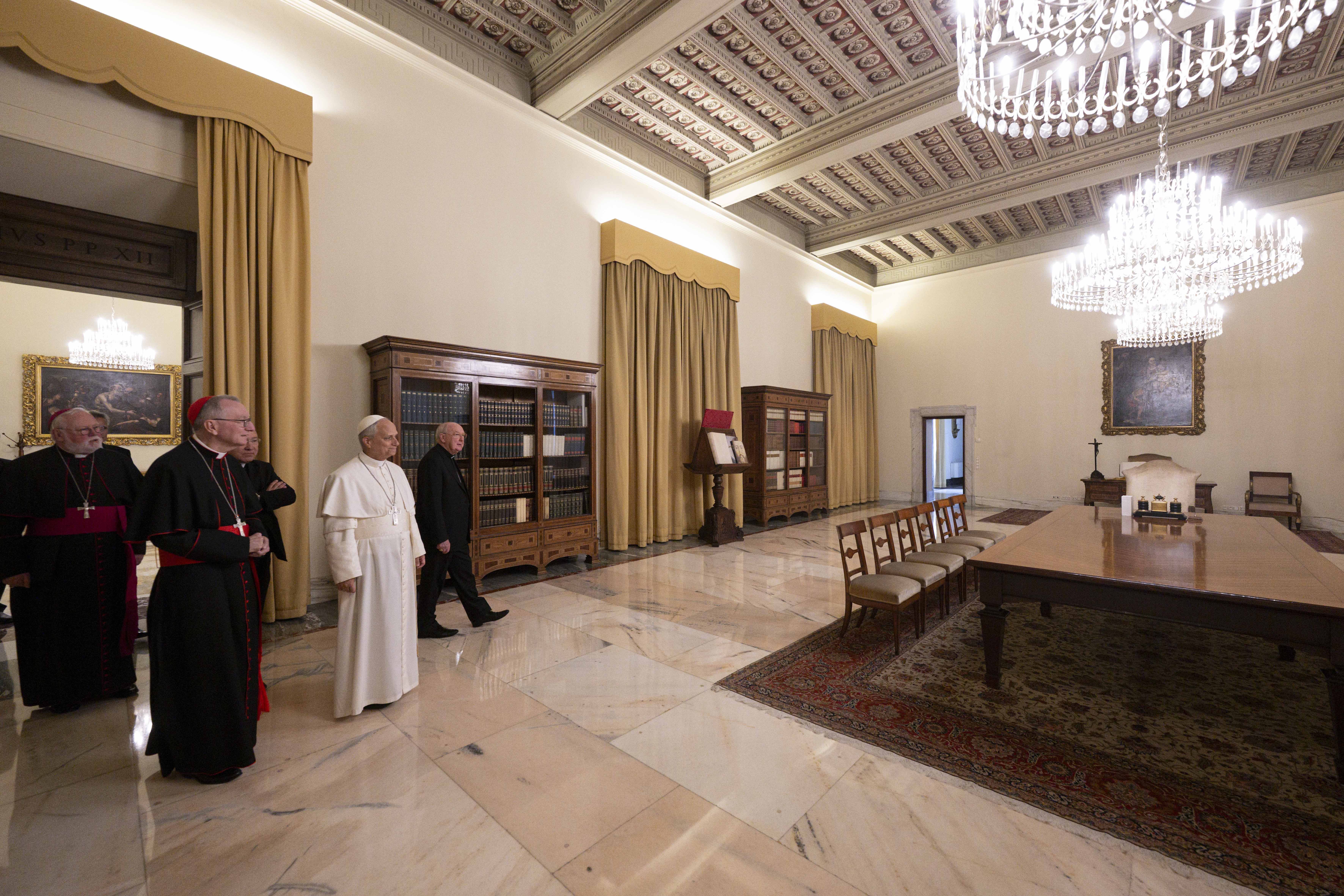 Le pape Léon XIV visitant l'appartement papal au palais apostolique, le 12 mai 2025, dans la Cité du Vatican. | Source : Getty Images