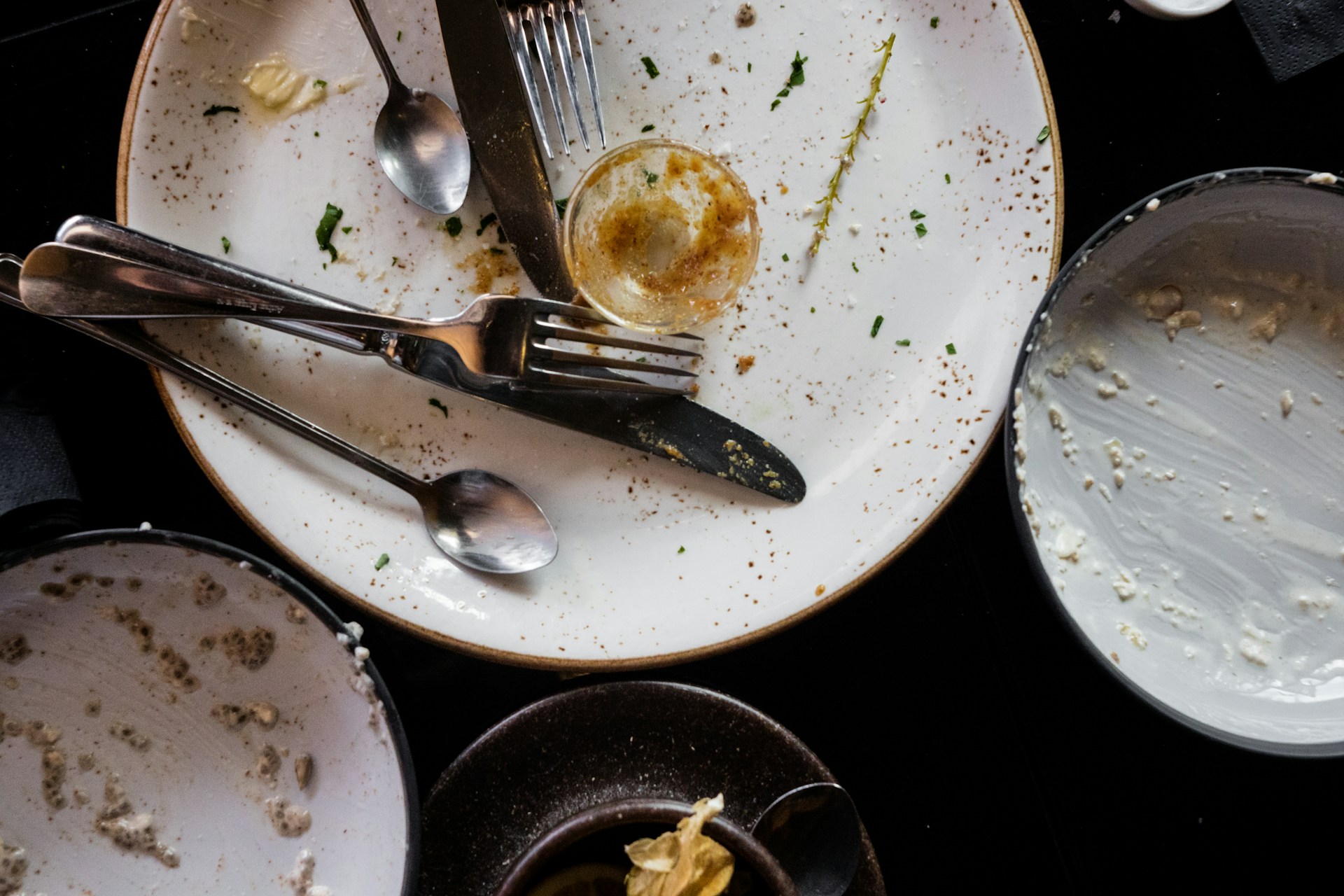 Vaisselle sale sur une table | Source : Unsplash