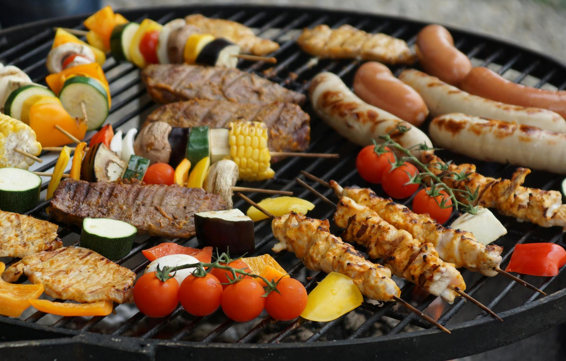 Brochettes de barbecue posés sur un gril à charbon de bois | Source : Pexels