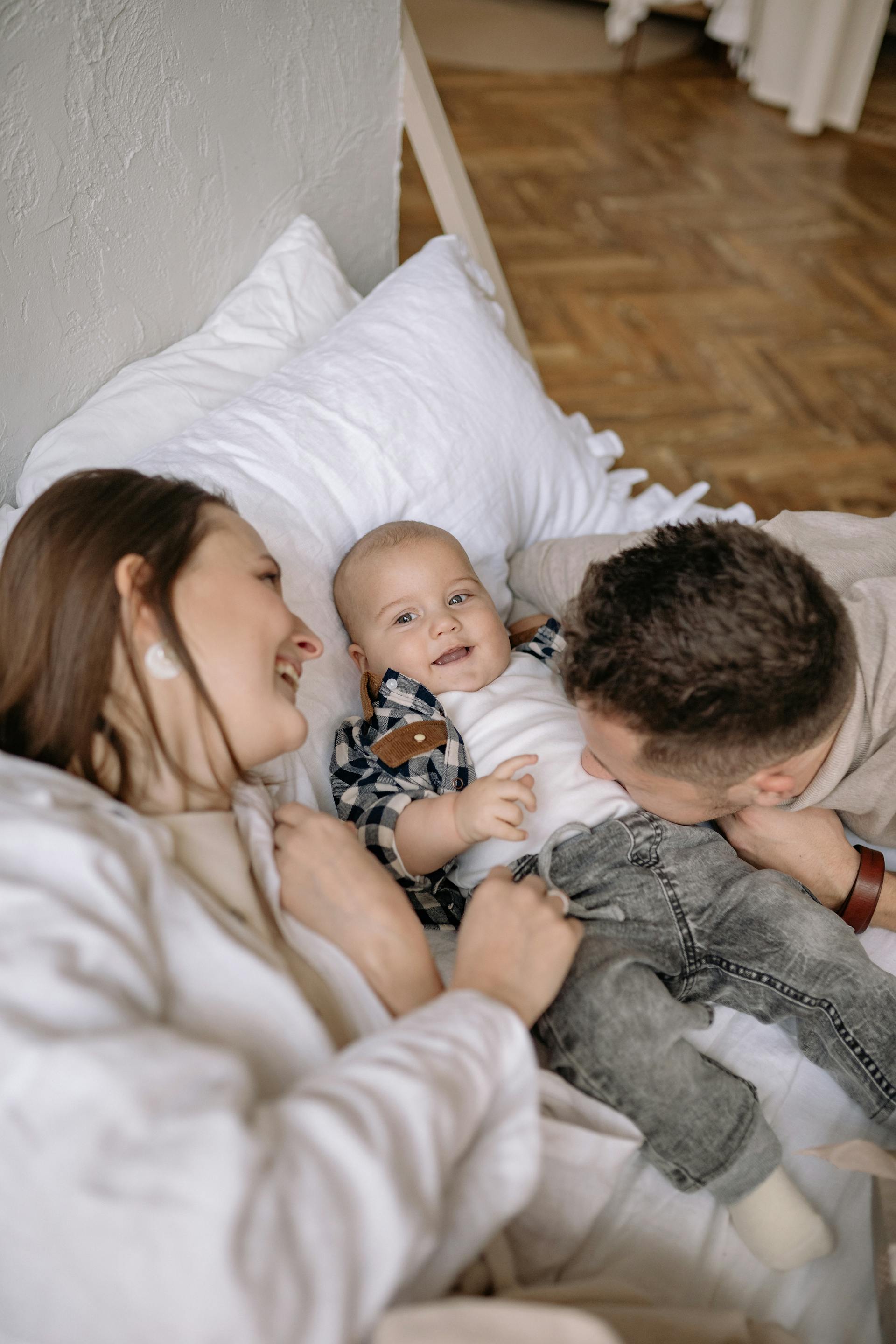 Un couple qui joue avec son bébé | Source : Pexels