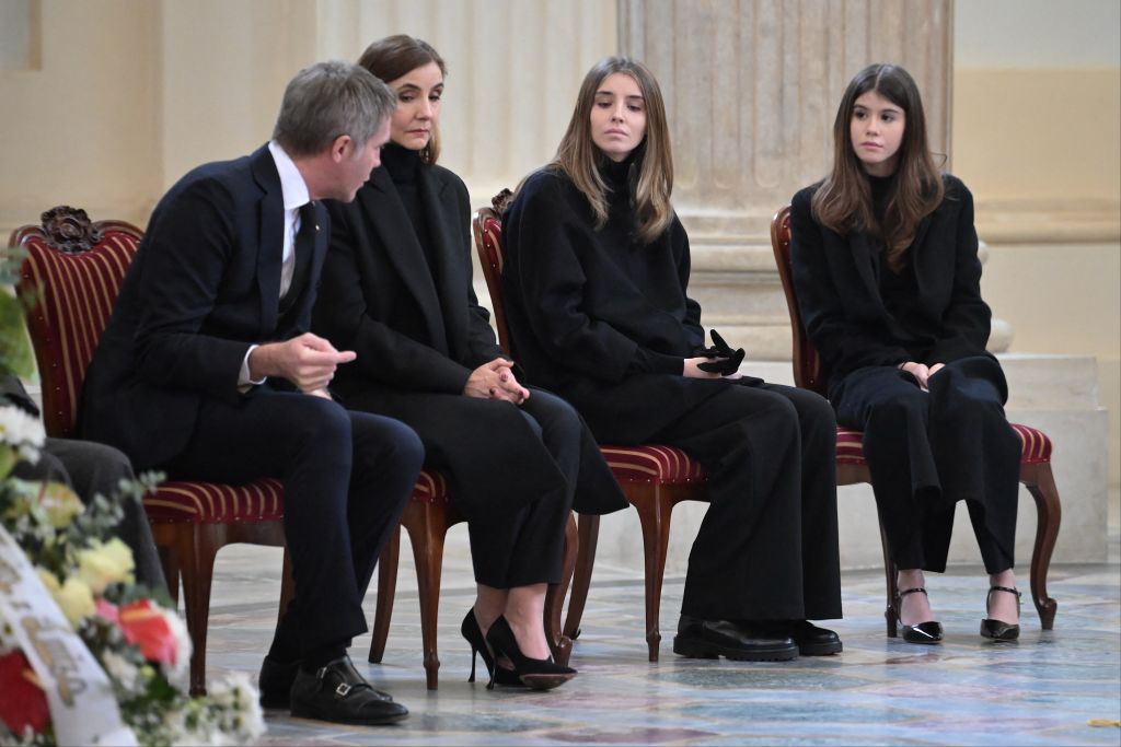 Emanuele Filiberto, Clotilde Courau, et leurs filles les princesses Vittoria et Luisa Savoia assis près du cercueil de Vittorio Emanuele di Savoia, la veille de ses funérailles. | Source : Getty Images