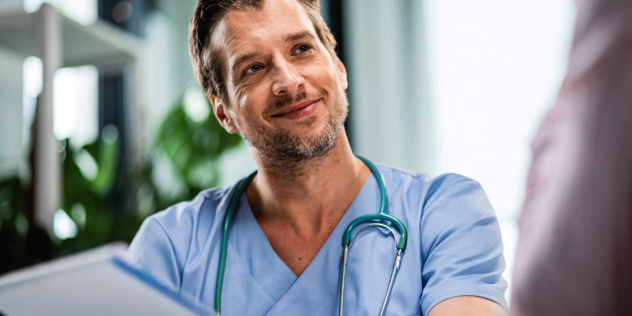 Un médecin pendant une consultation | Source : Magnific