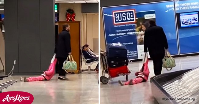 Un papa indifférent a emmené sa fille obstinée hors de l'aéroport de manière créative