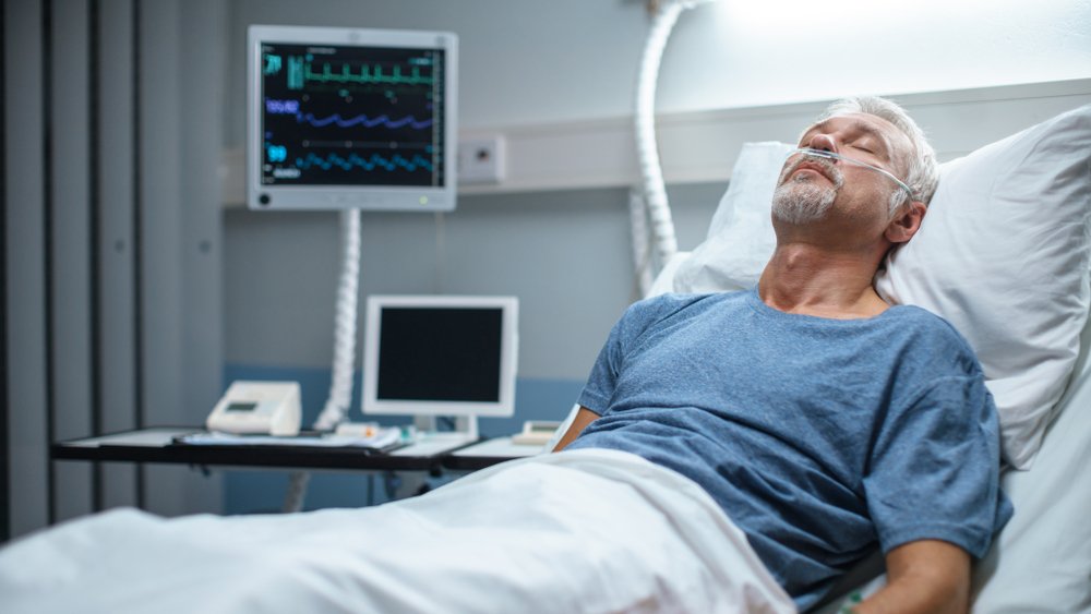 Un homme âgé dans un lit d'hôpital. l Source : Shutterstock