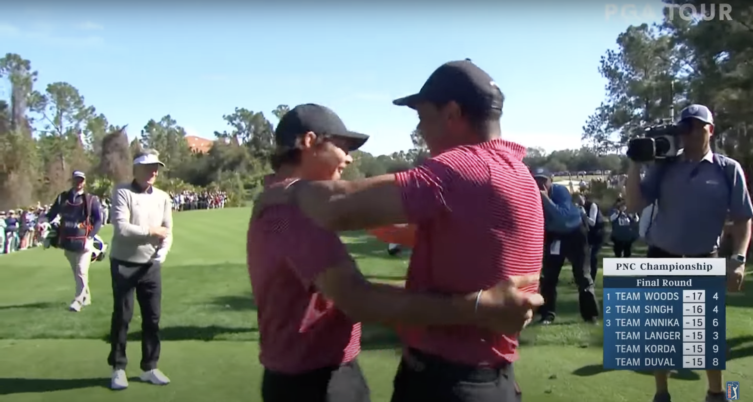 Charlie et Tiger Woods partagent une accolade lors du PNC Championship 2024 en Floride, posté le 23 décembre 2024 | Source : YouTube.com/PGATOUR