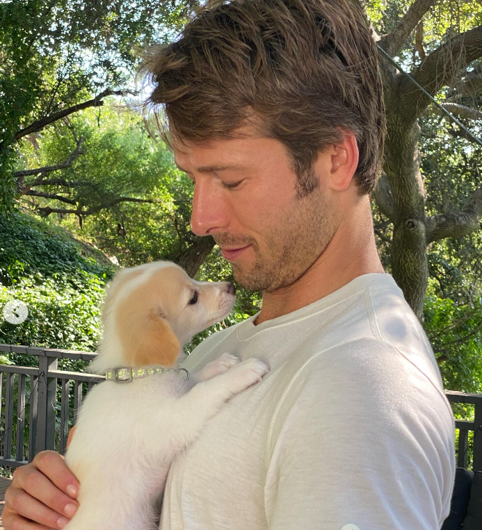 L'acteur tient son chien, daté du 5 juillet 2023 | Source : Instagram/glenpowell