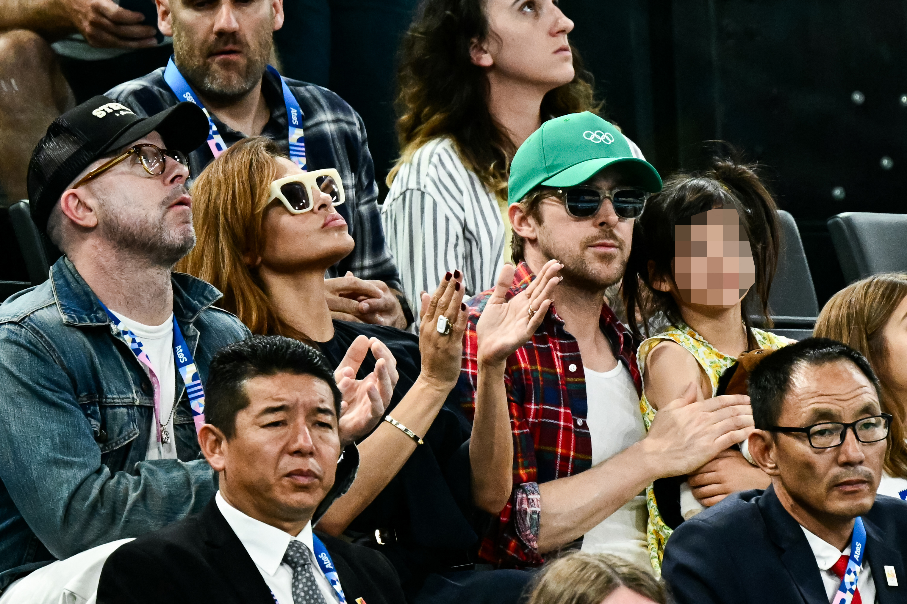 Eva Mendes et Ryan Gosling, avec leur fille, regardant la finale des barres asymétriques féminines aux Jeux olympiques de Paris 2024, le 4 août 2024 | Source : Getty Images