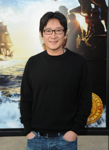 Ke Huy Quan assiste à la célébration du 25ème anniversaire de "The Goonies" de Warner Bros, en Californie. |Photo : Getty Images.