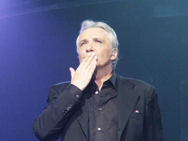 Le chanteur Michel Sardou sur scène. l Source : Flickr