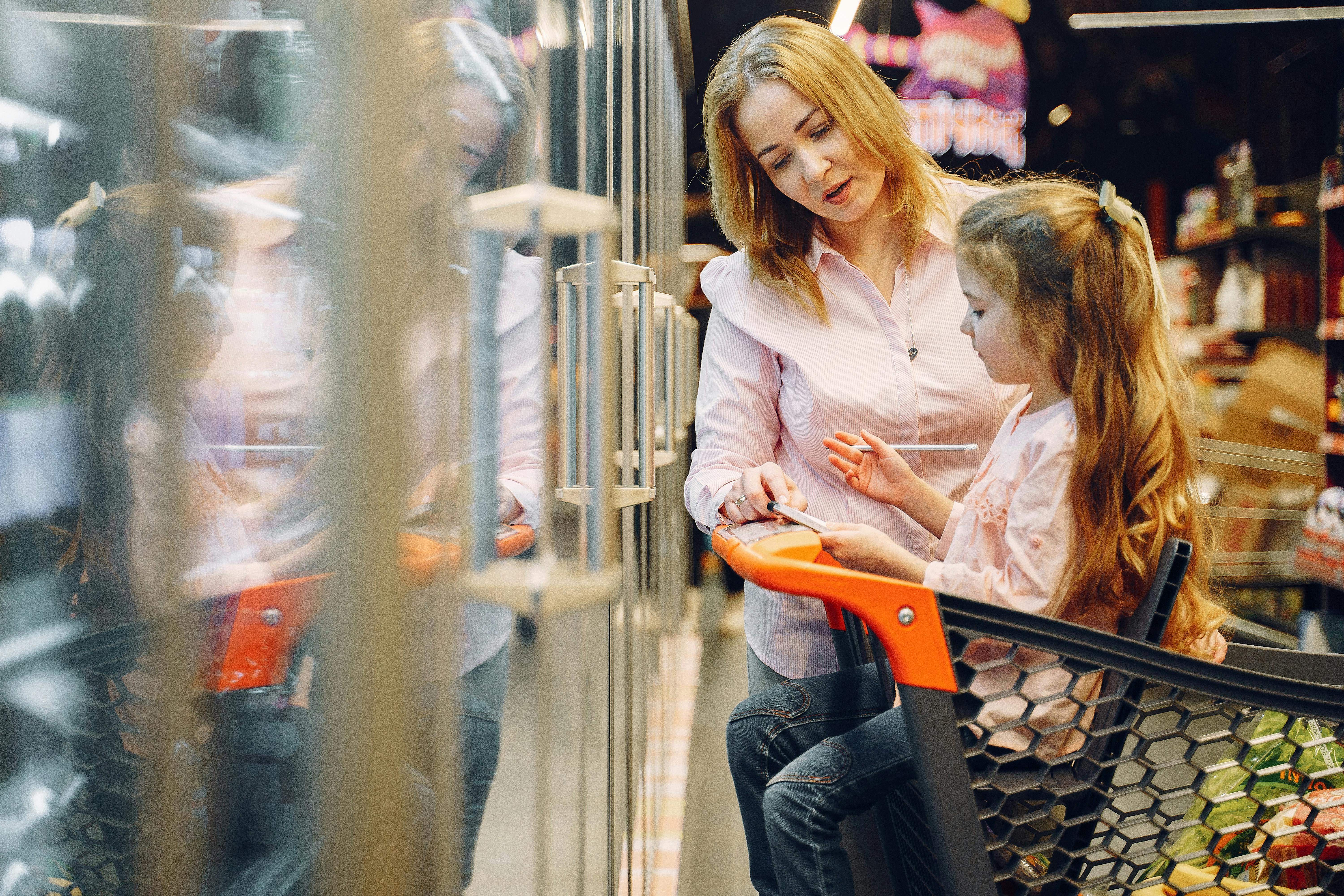 Une femme avec un enfant dans un magasin | Source : Pexels