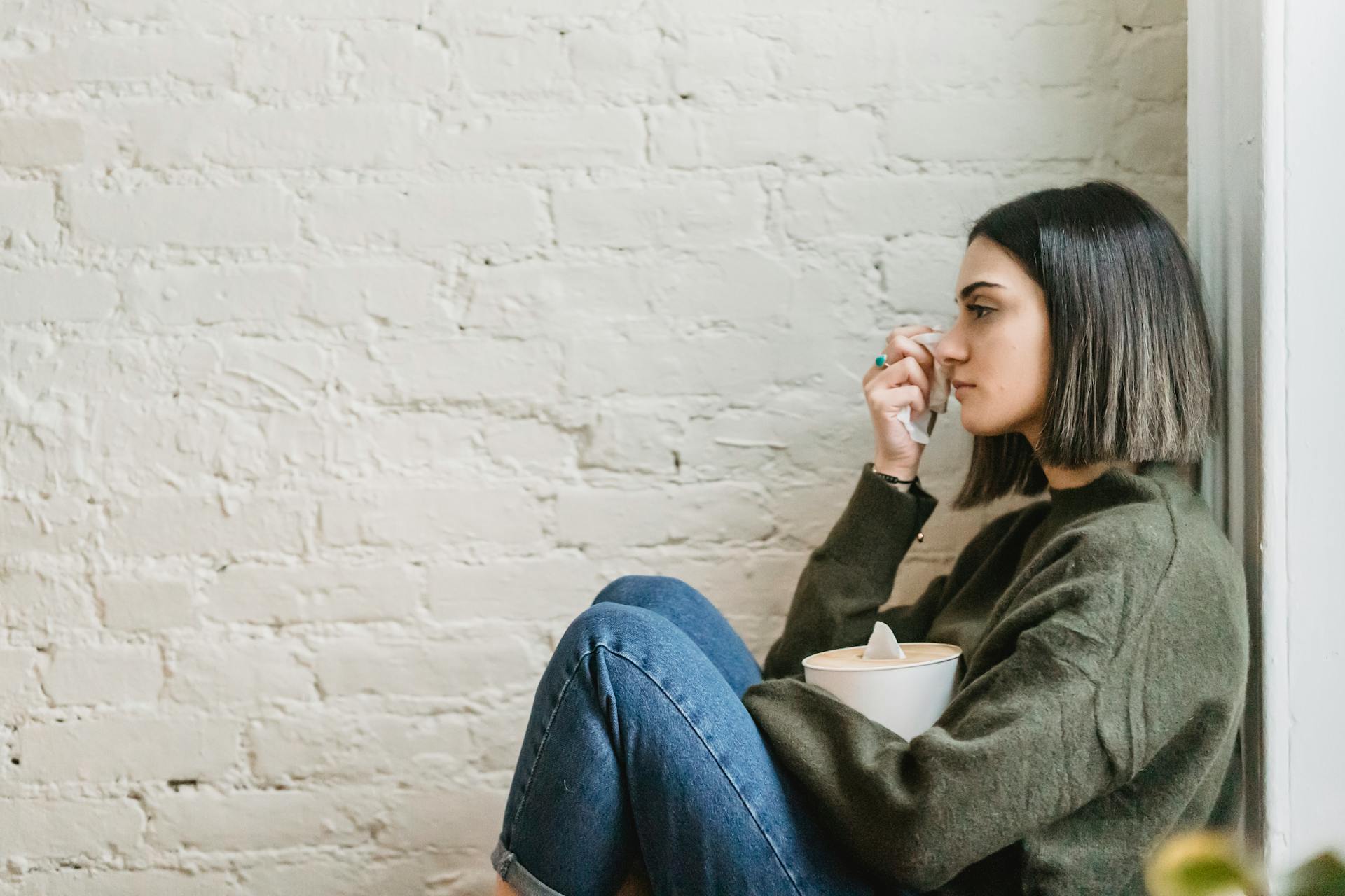 Une femme assise dans sa maison | Source : Pexels