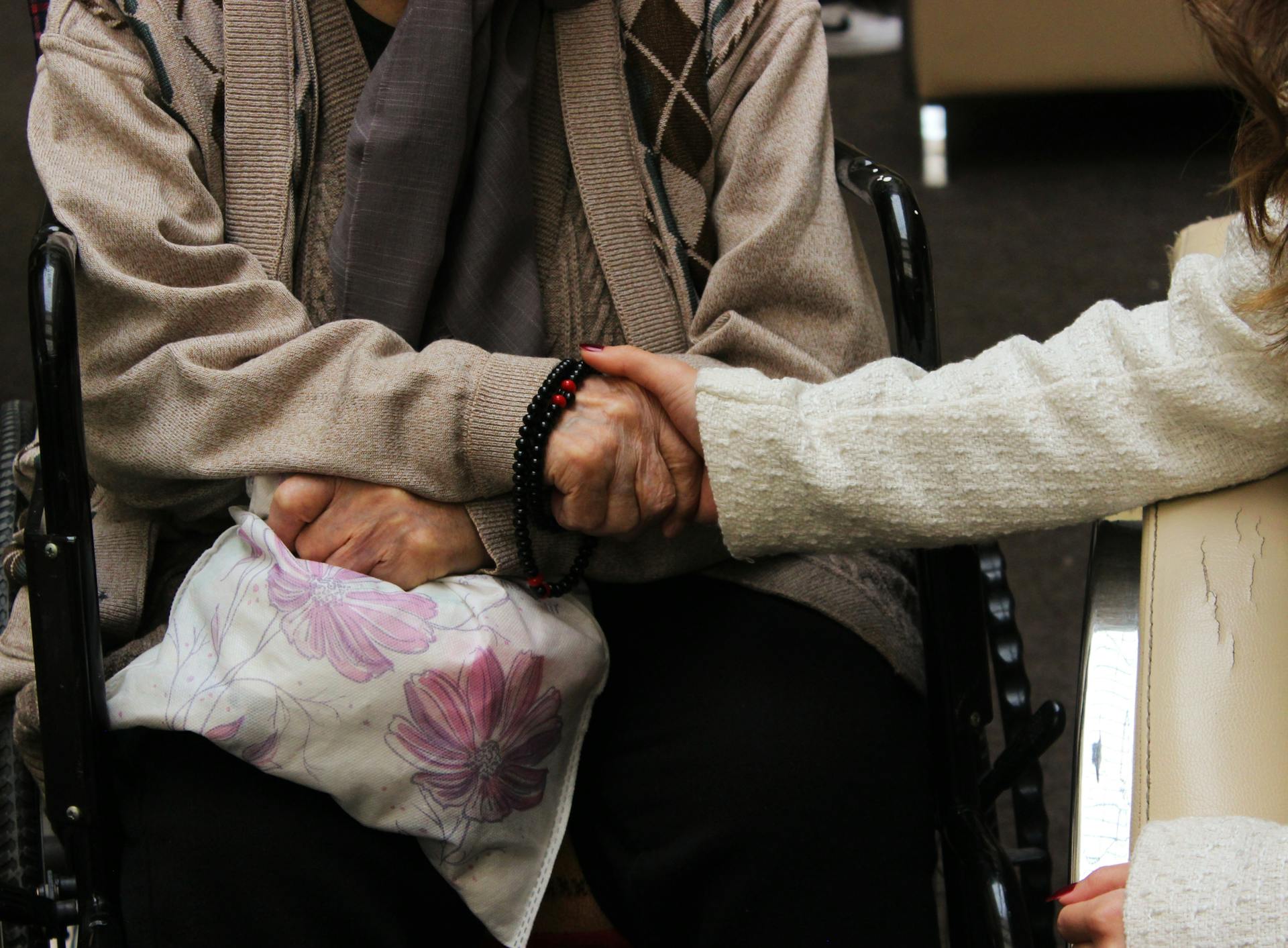 Une jeune femme tenant la main d'une personne plus âgée | Source : Pexels