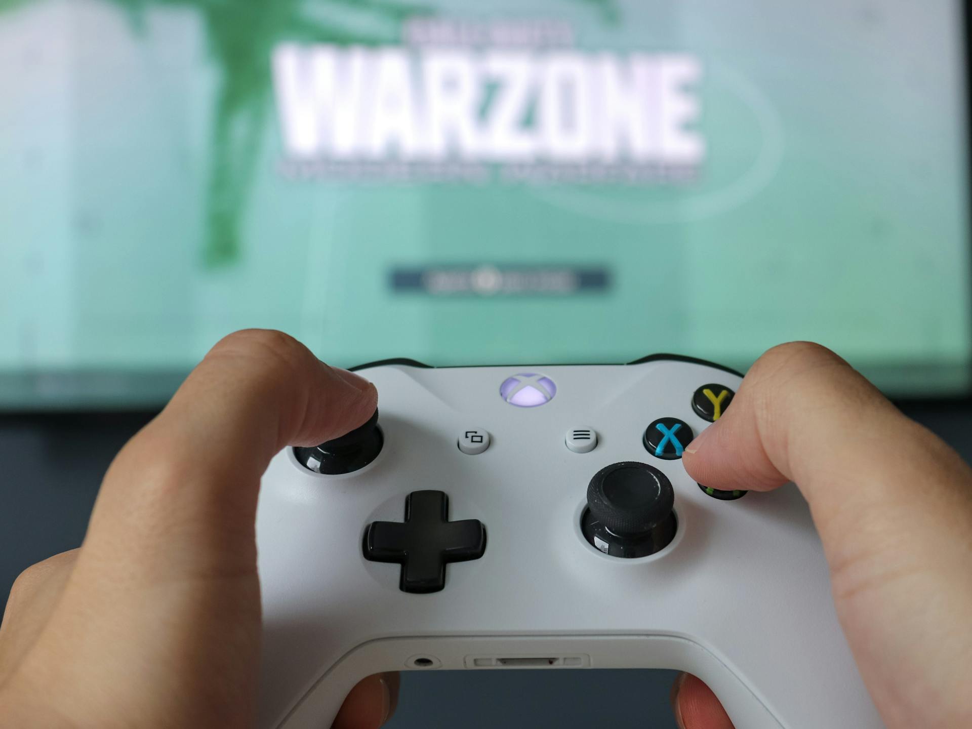 Un homme tenant une manette | Source : Pexels