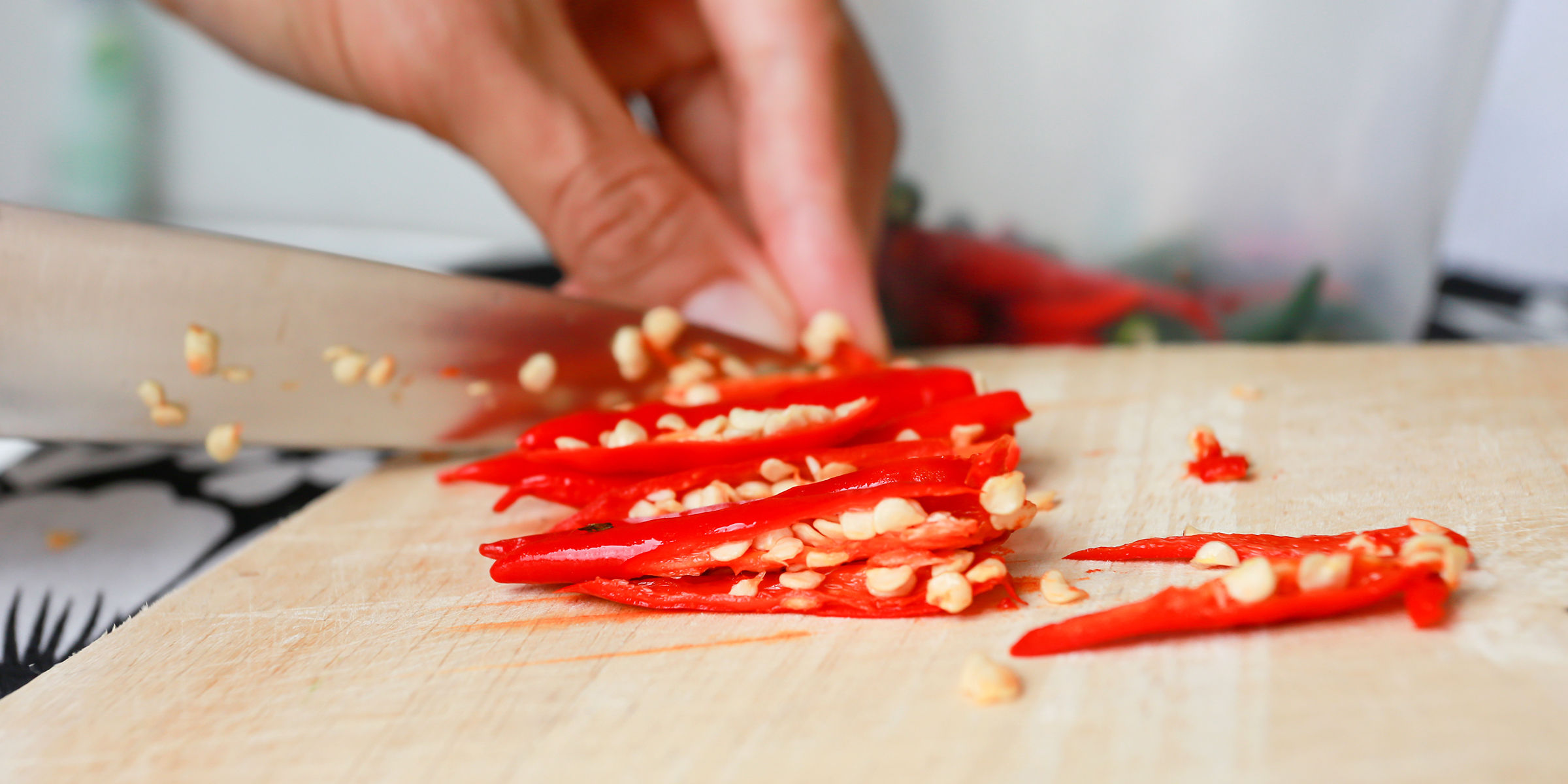 Une personne coupe des piments | Source : Shutterstock