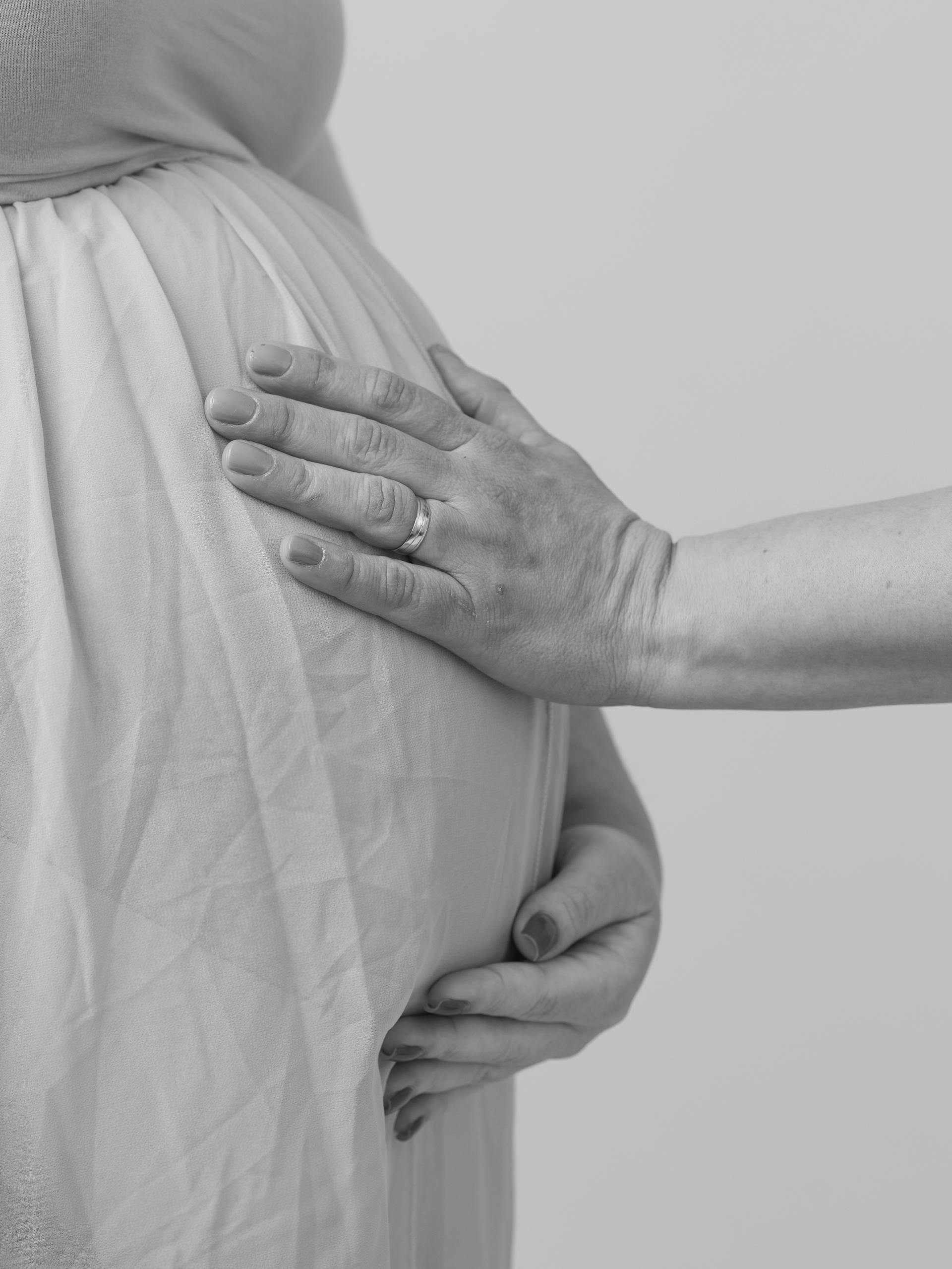 Un mari qui touche le ventre de sa femme enceinte | Source : Pexels