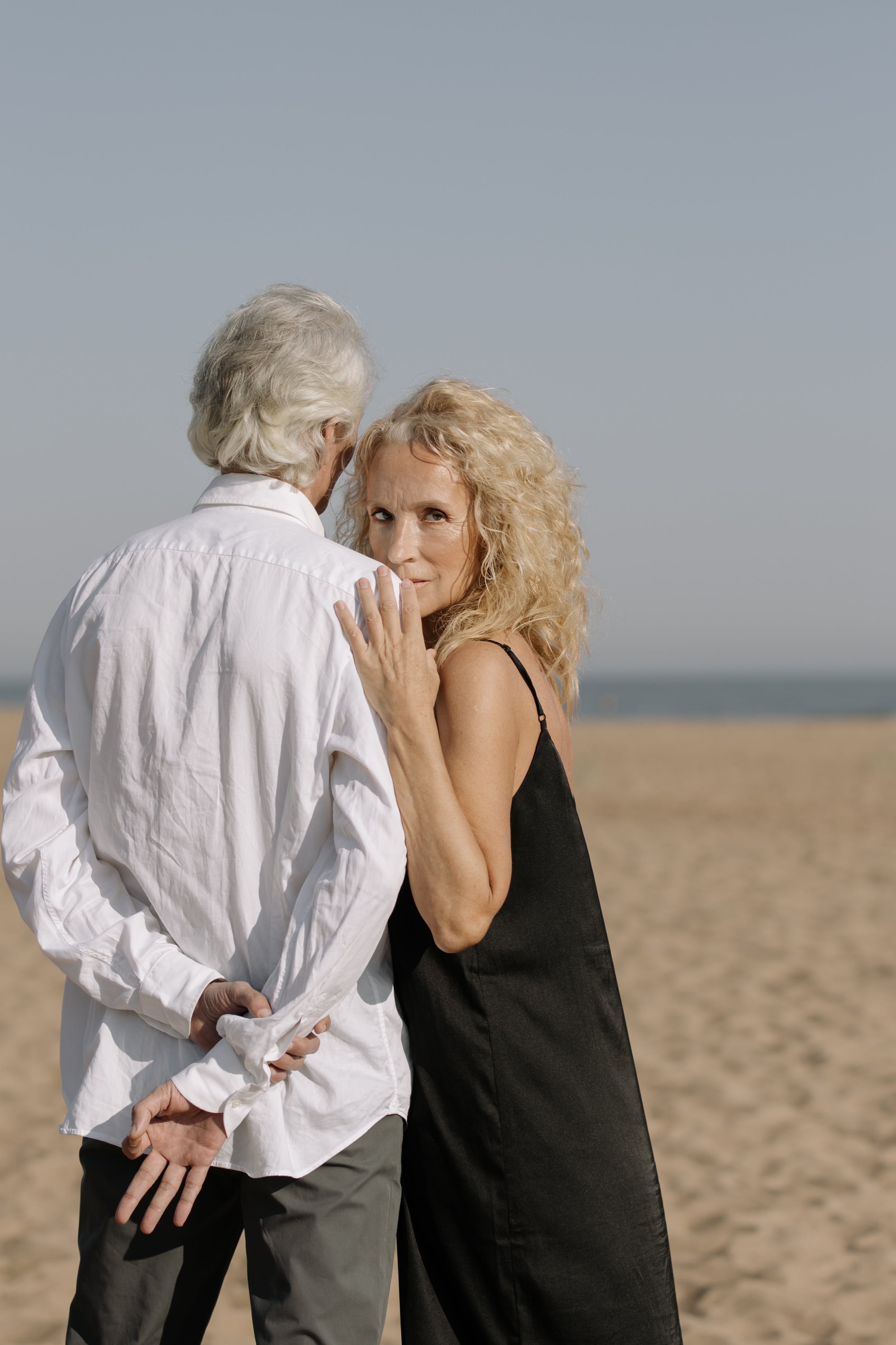 Un couple se tenant côte à côte à la plage | Source : Pexels