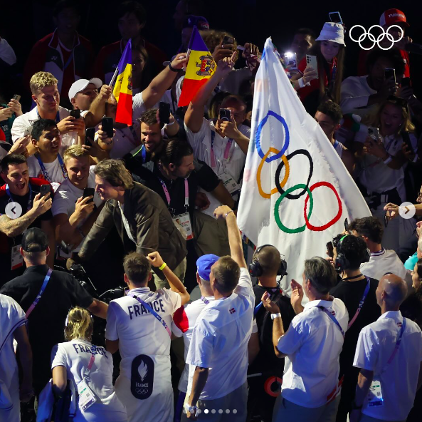 Tom Cruise s'éloignant en voiture avec le drapeau olympique, posté le 11 août 2024 | Source : Instagram/olympics