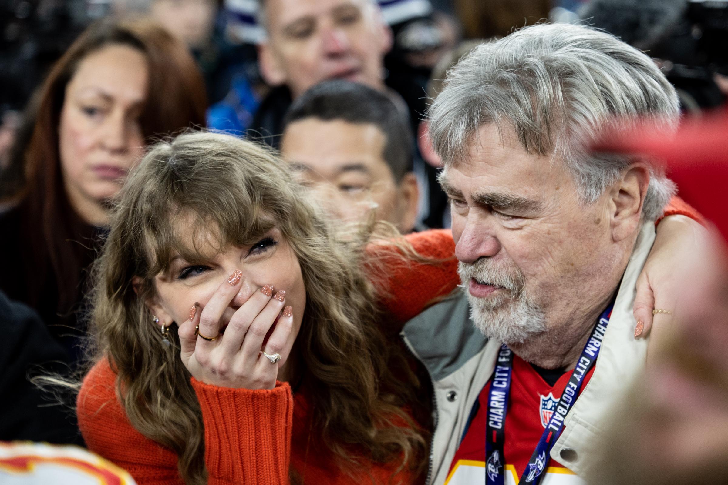 Taylor Swift serre Ed Kelce dans ses bras après le match de championnat de l'AFC NFL entre les Kansas City Chiefs et les Baltimore Ravens | Source : Getty Images