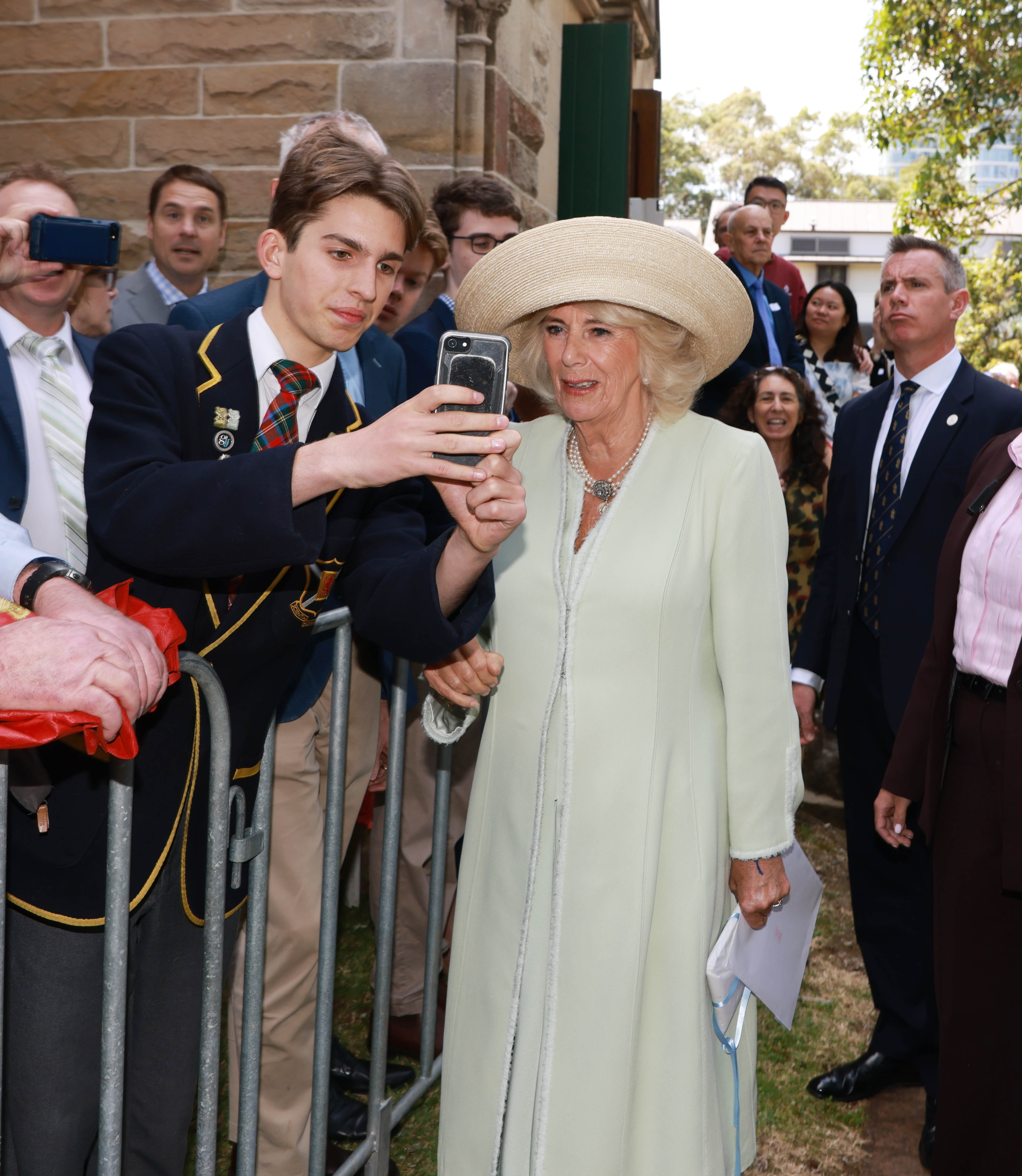 La reine Camilla salue des partisans à l'église anglicane St. Thomas, le 20 octobre 2024, à Sydney, en Australie. | Source : Getty Images