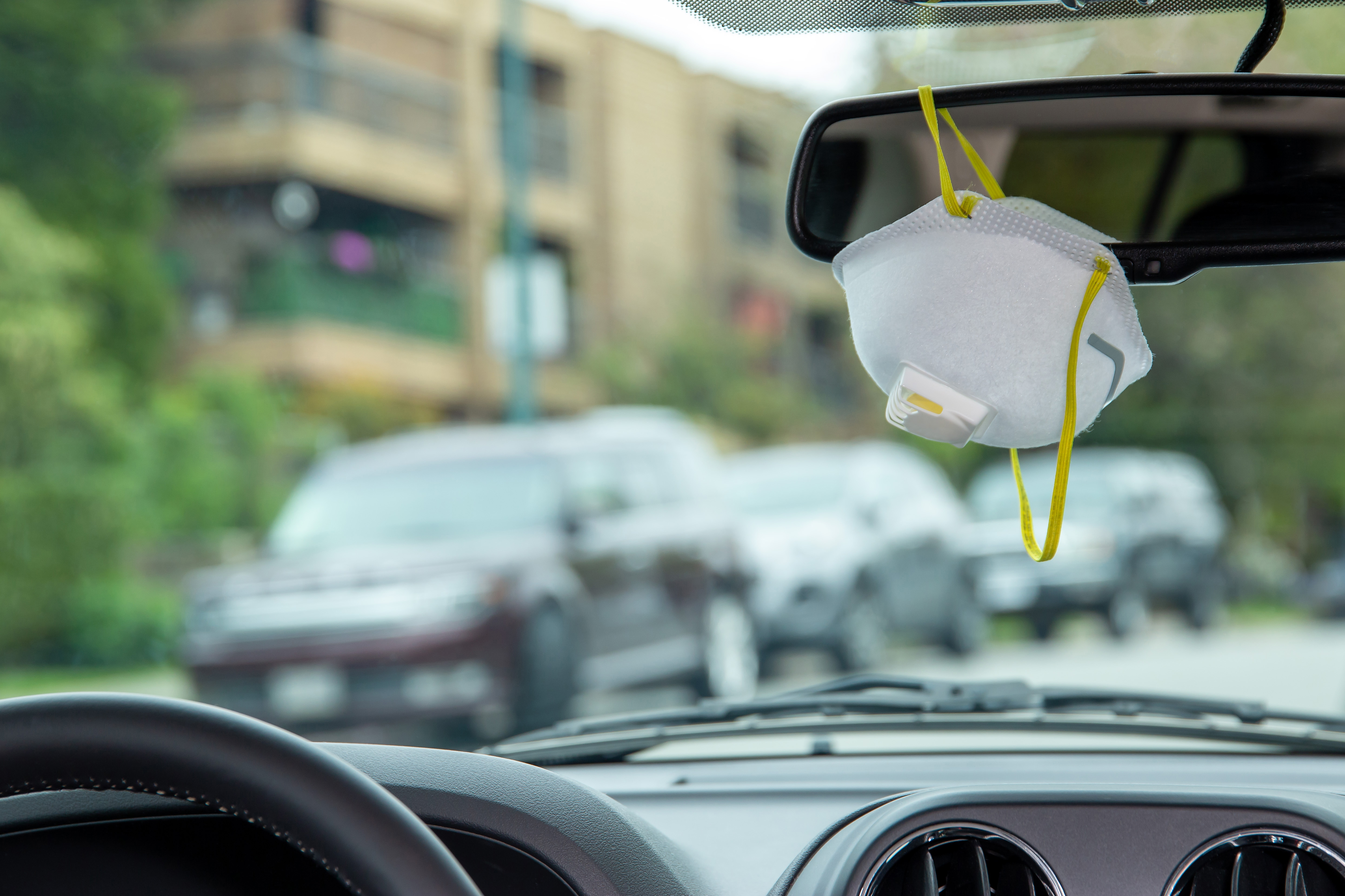 Un masque de protection est accroché au rétroviseur d'une voiture | Source : Getty Images