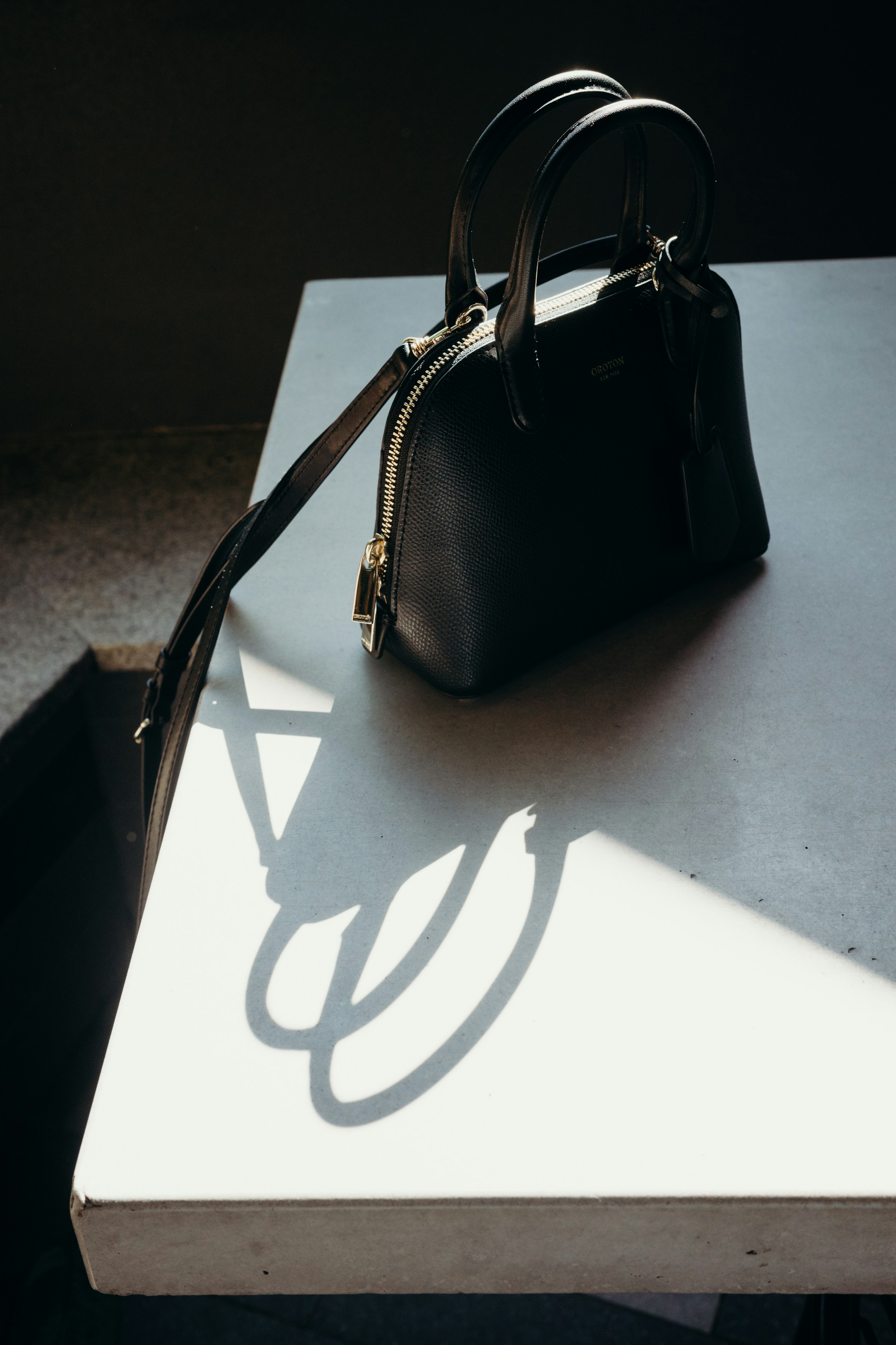 Un sac à main noir sur une table | Source : Unsplash
