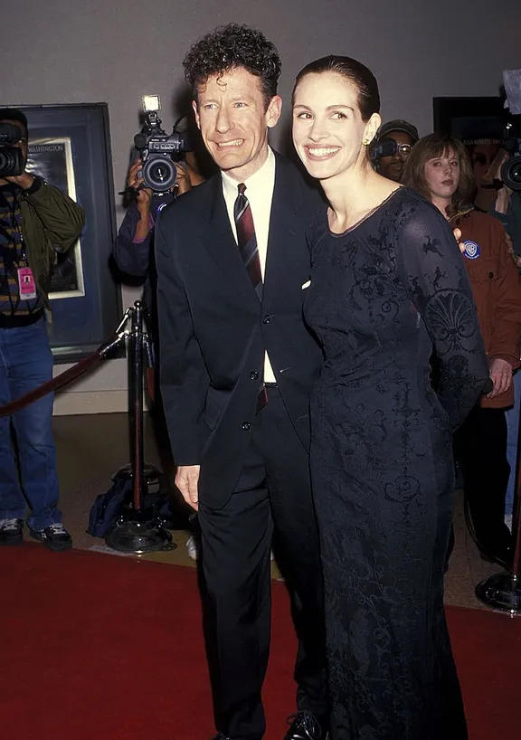 Le chanteur Lyle Lovett et l'actrice Julia Roberts assistent à la première de "L'affaire Pélican" à Westwood le 13 décembre 1993. | Photo : Getty Images