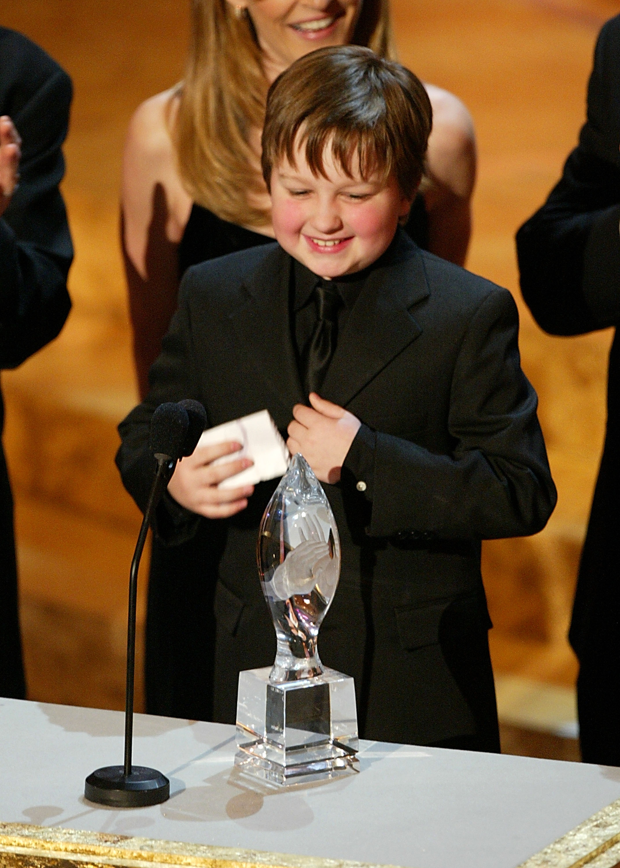 L'acteur acceptant un prix aux People's Choice Awards pour son rôle dans "Two and a Half Men" à Los Angeles en 2004 | Source : Getty Images