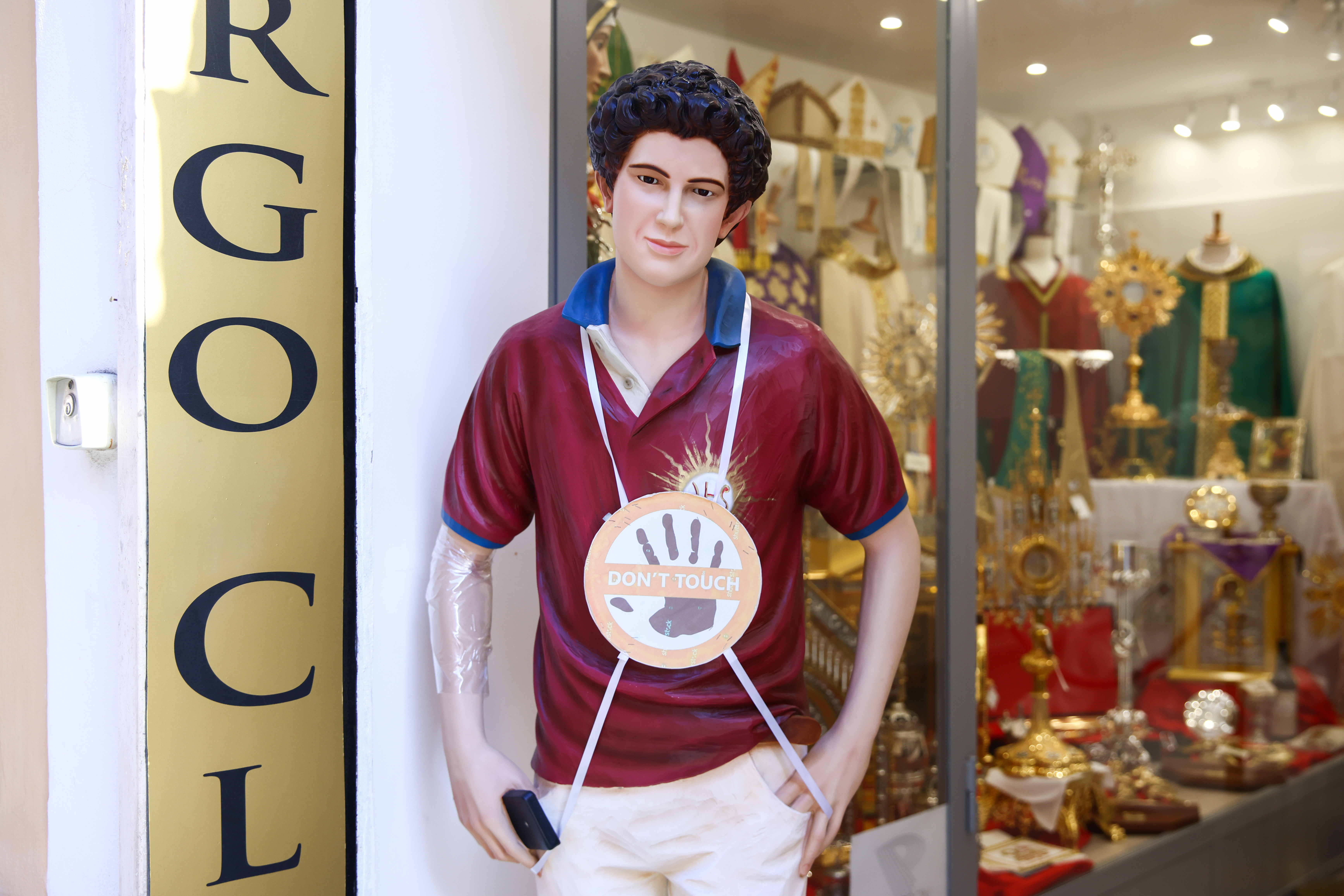 Une statue de Carlo Acutis est vue à l'extérieur d'une boutique religieuse un jour avant le conclave, le 6 mai 2025 dans la Cité du Vatican, en Italie | Source : Getty Images