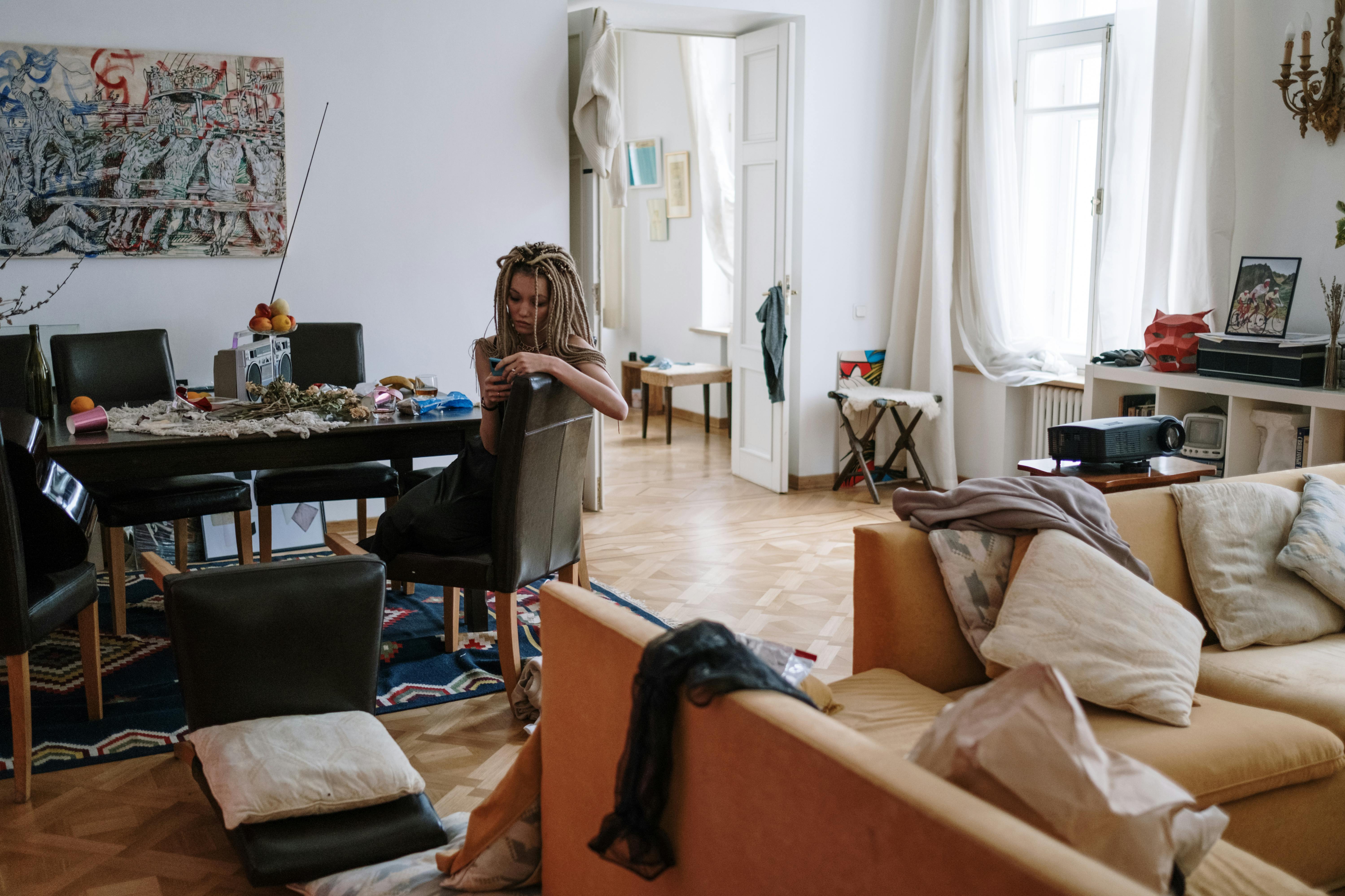 Une femme dans une maison en désordre | Source : Pexels