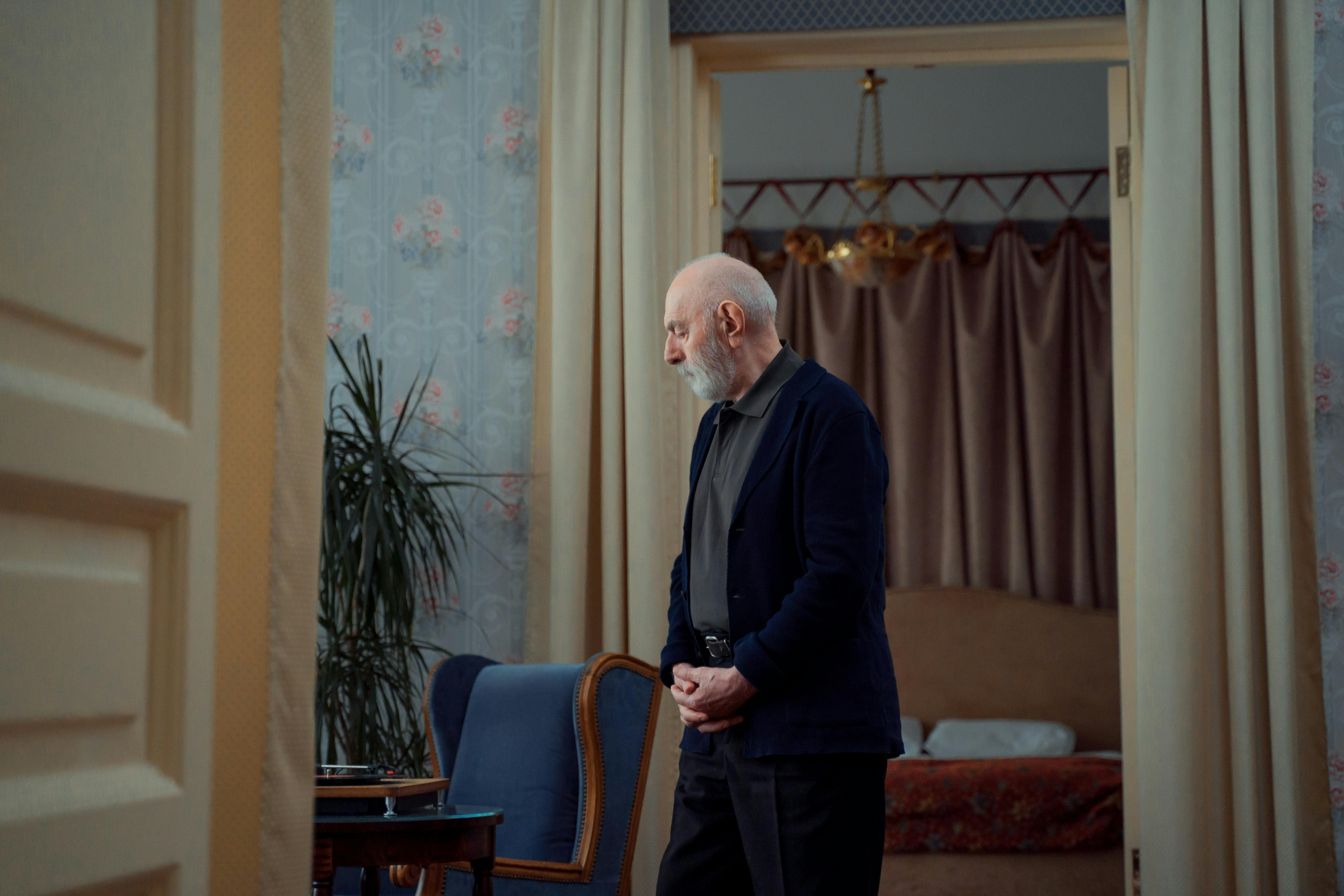 Un homme seul regardant vers le bas | Source : Pexels