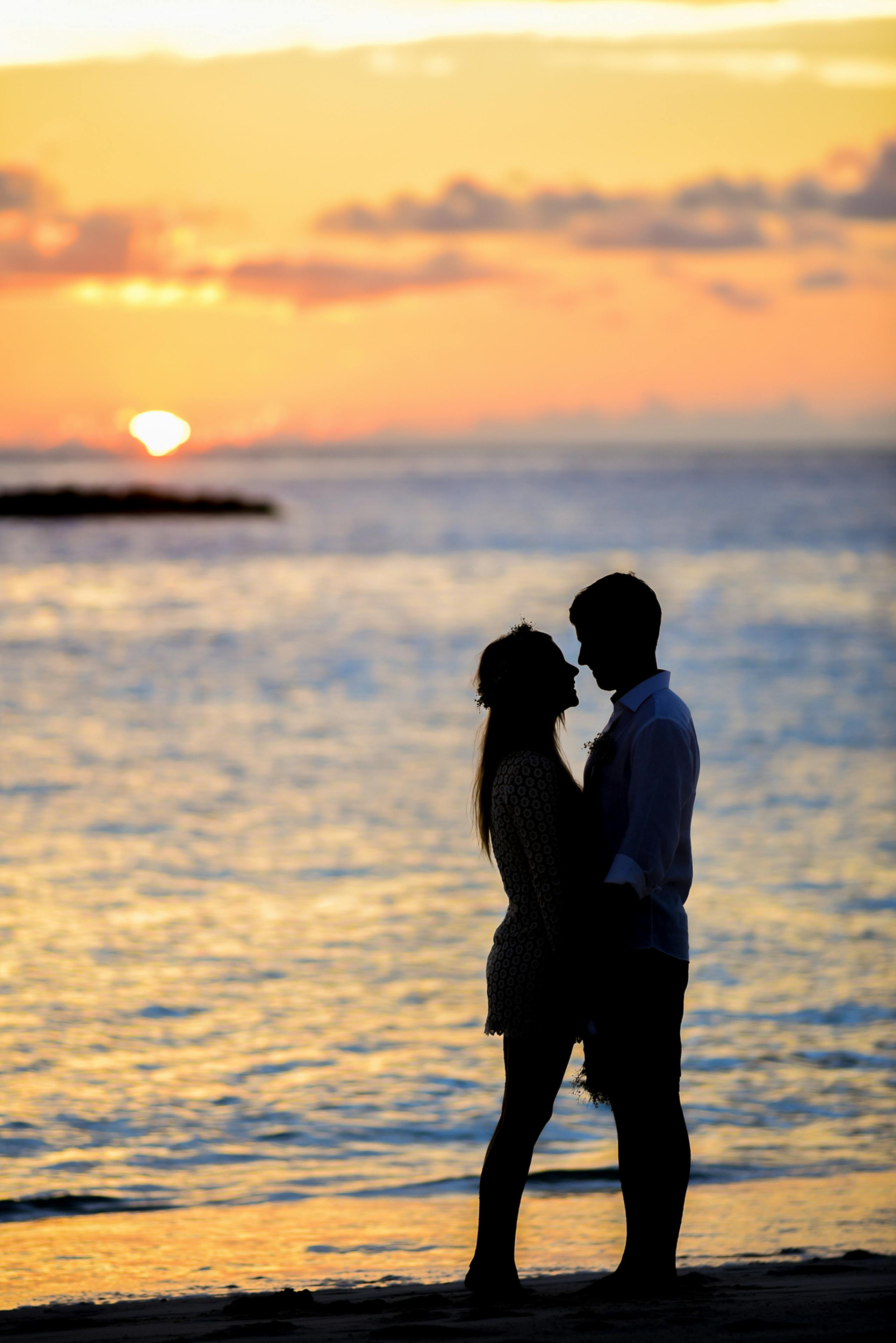 Un couple au bord de la plage | Source : Pexels