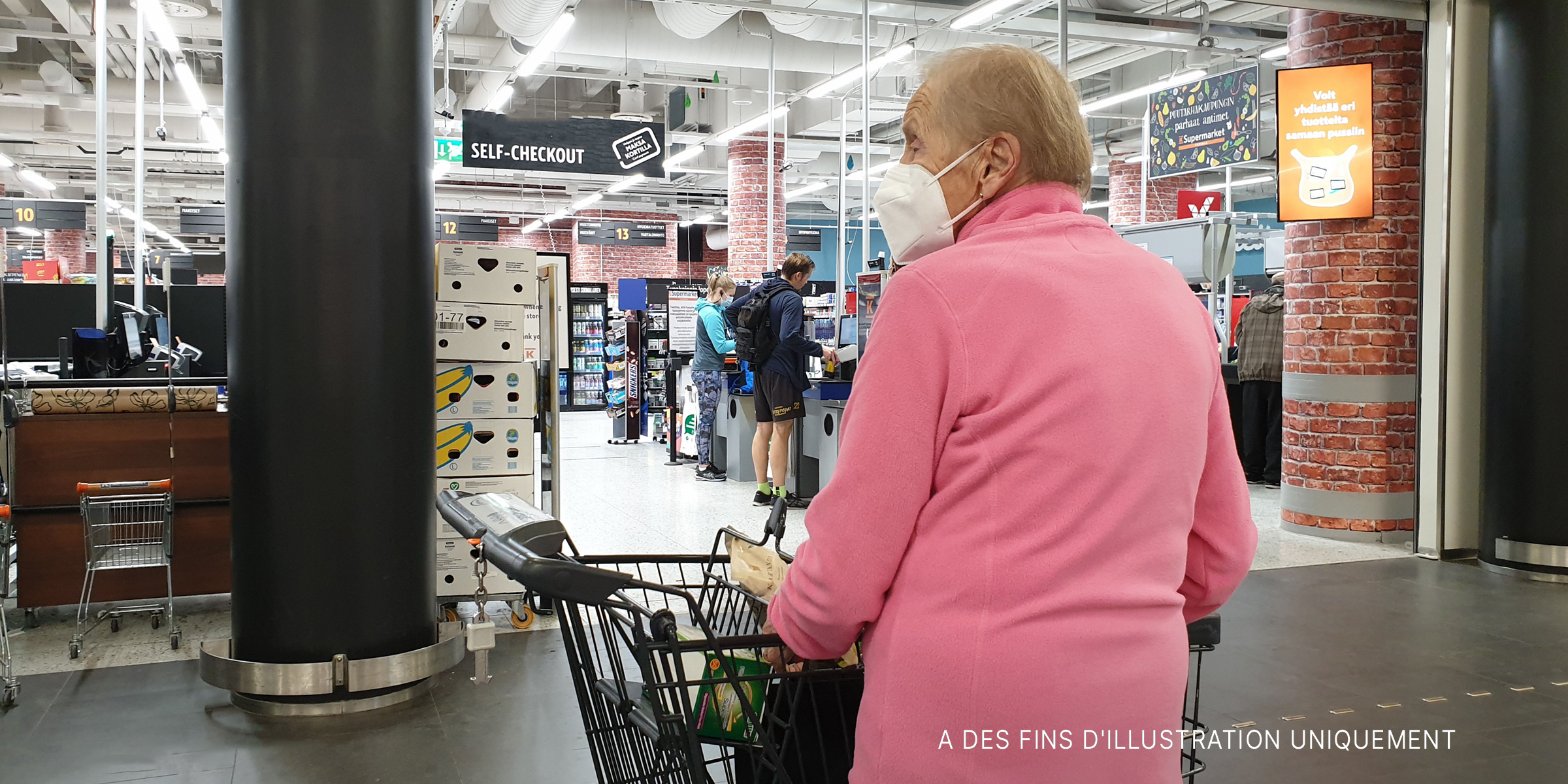 Une dame âgée à l'extérieur d'un centre commercial | Source : Shutterstock