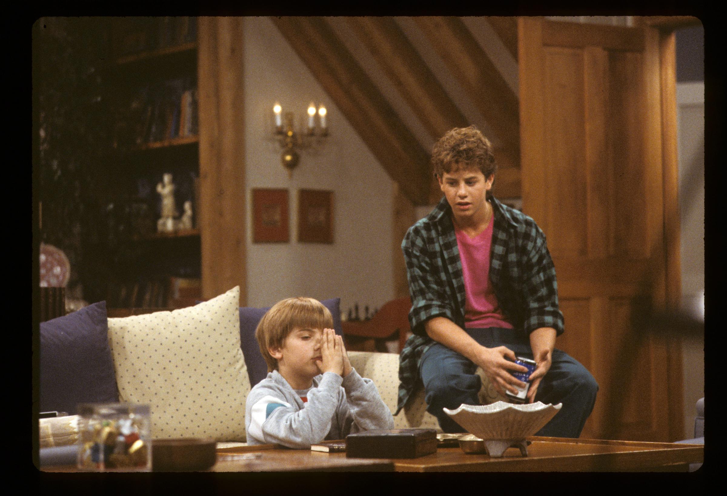 L'acteur sur le plateau avec son coacteur Jeremy Miller dans le film "Growing pains" le 18 février 1986 | Source : Getty Images