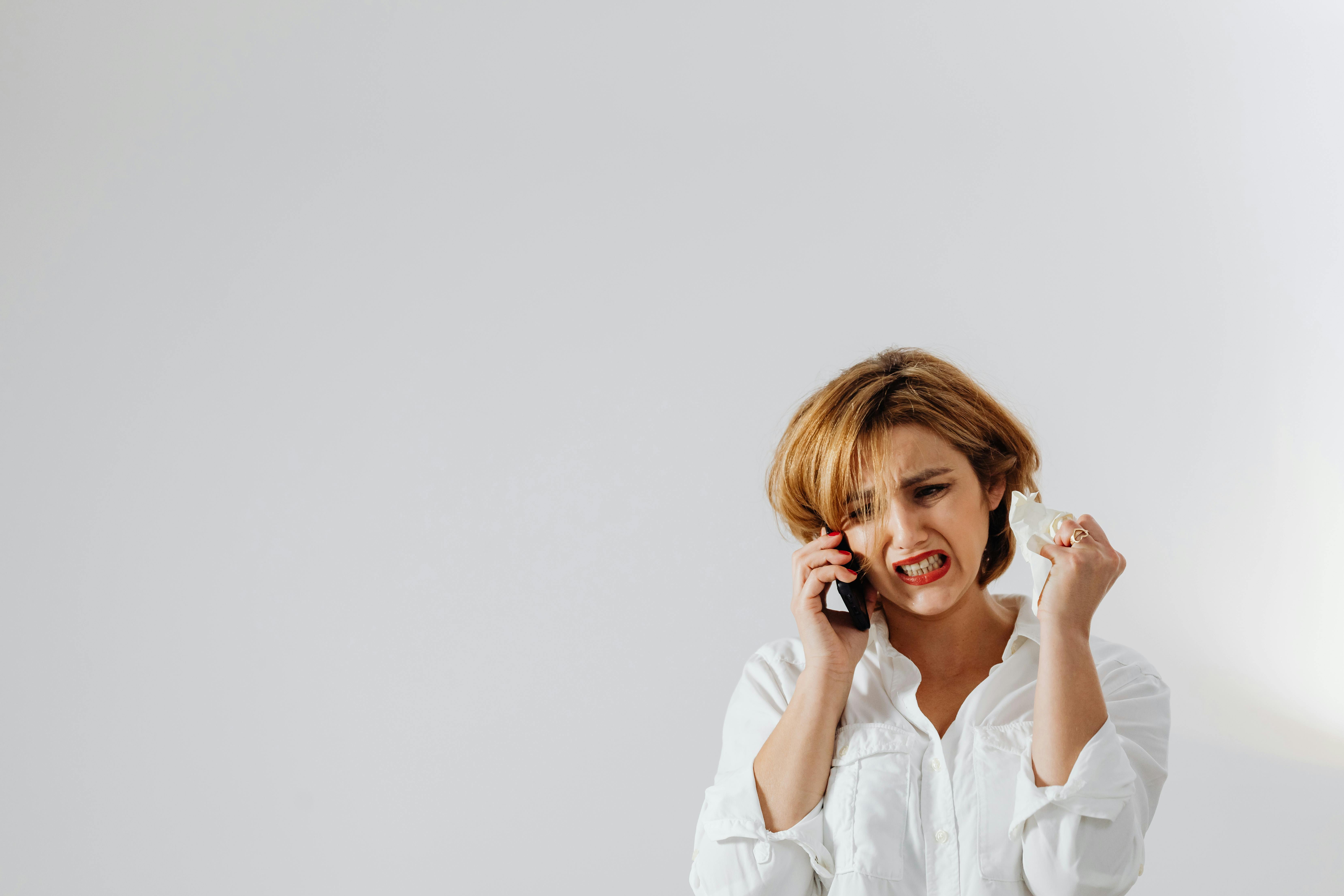 Une femme en colère au téléphone | Source : Pexels