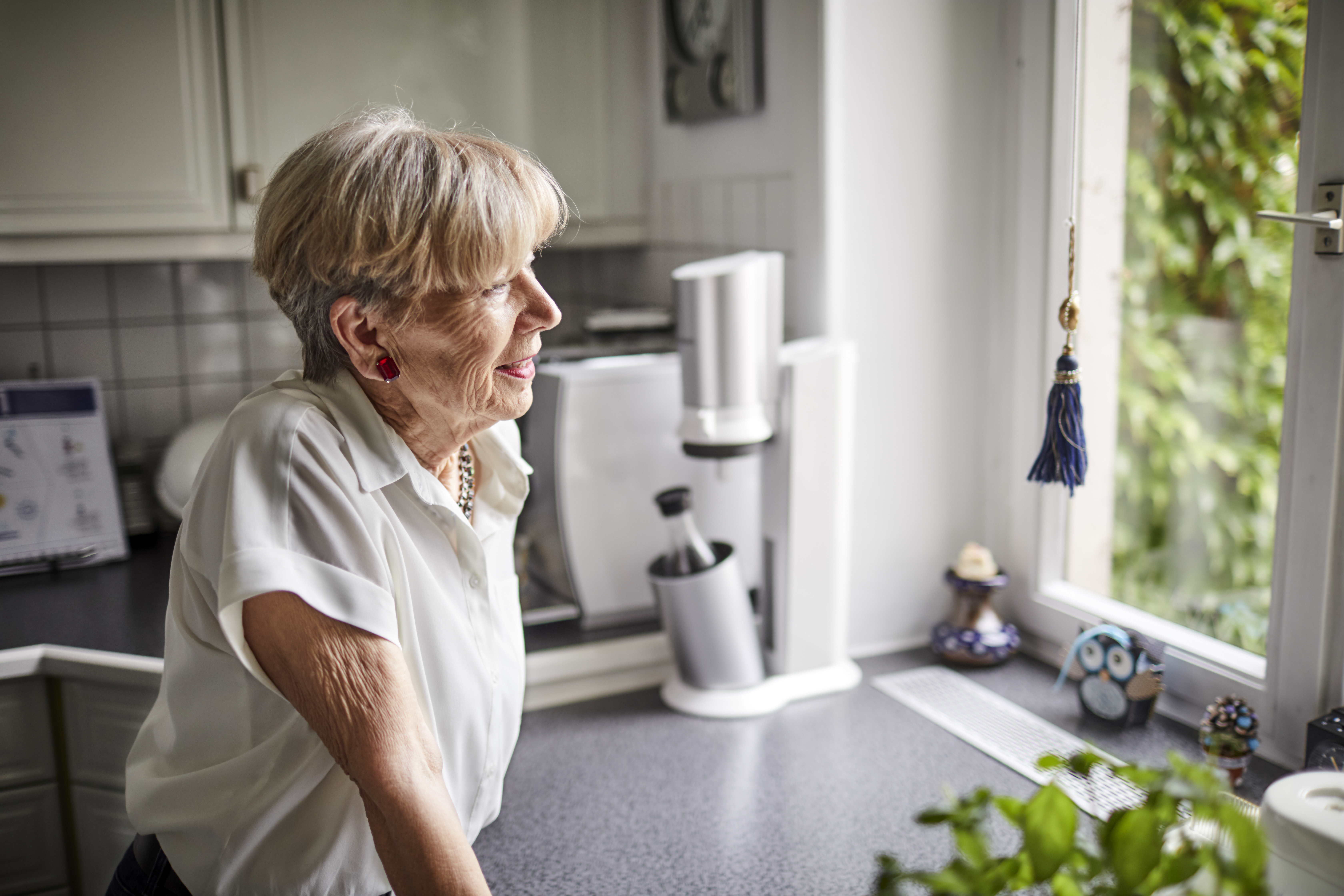 Femme retraitée dans son appartement | Source : Getty Images