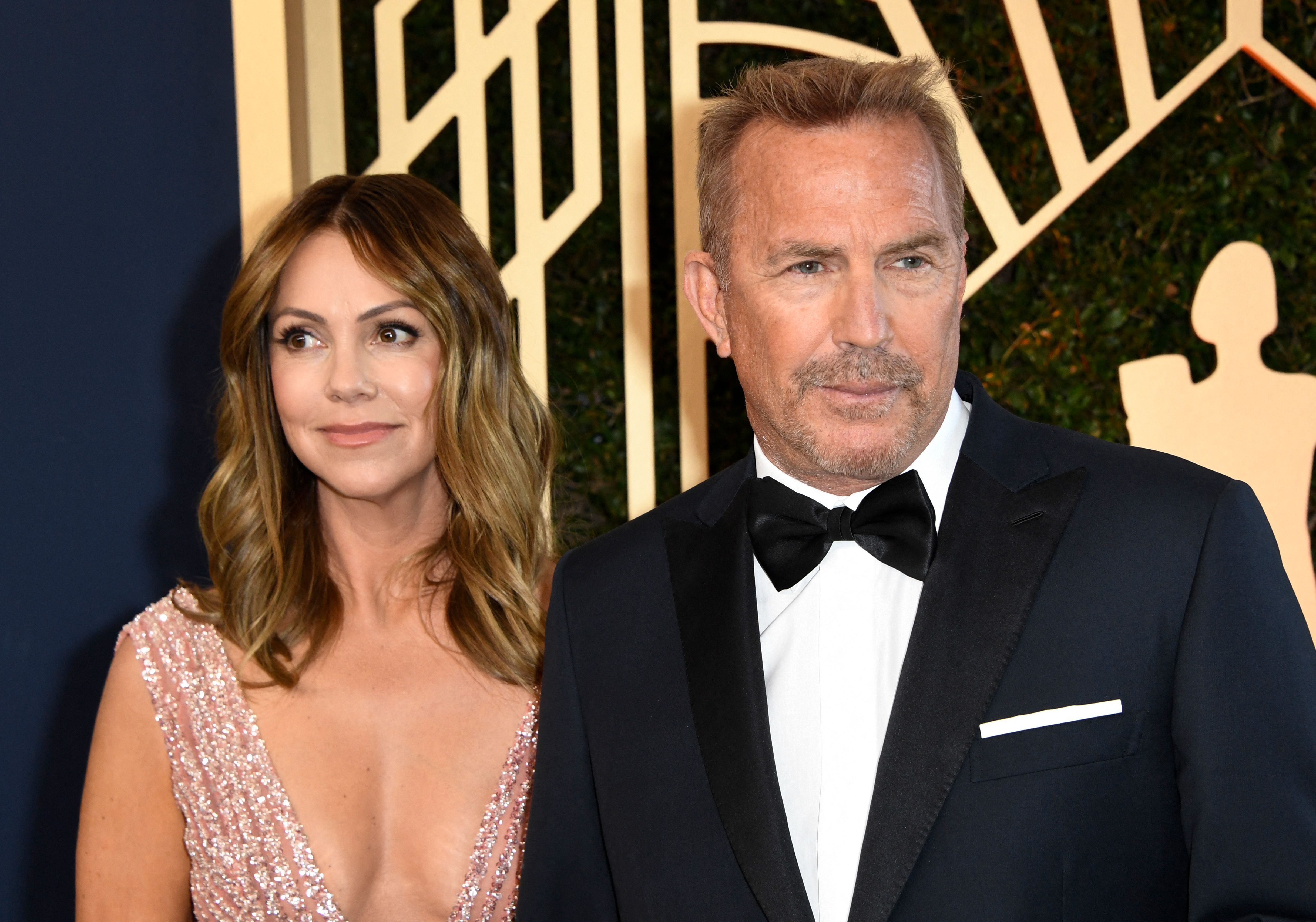 Kevin Costner et Christine Baumgartner arrivent pour la 28e cérémonie annuelle des Screen Actors Guild (SAG) Awards à Santa Monica, en Californie, le 27 février 2022. | Source : Getty Images