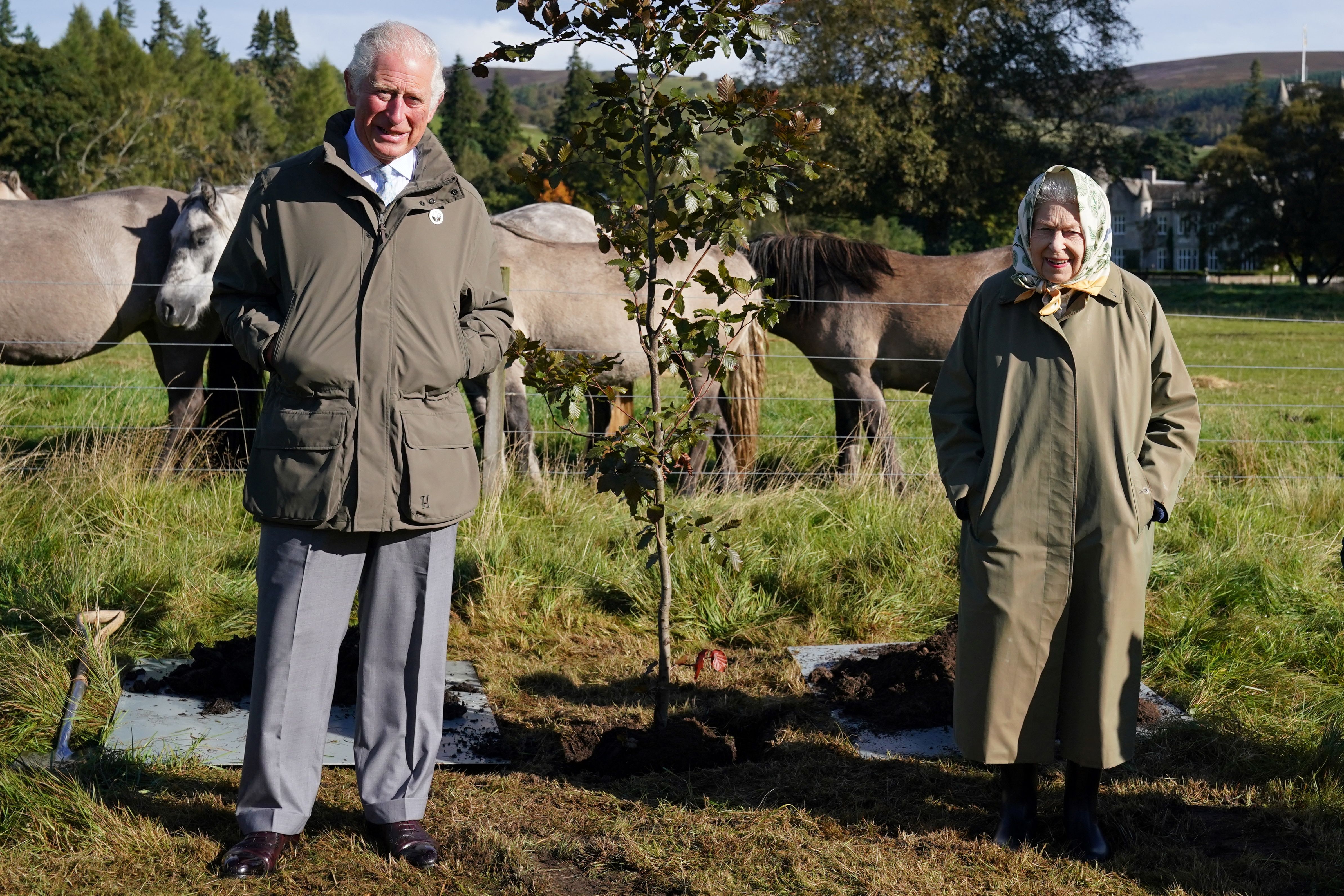 Le roi Charles III et la défunte reine Élisabeth au domaine de Balmoral, en Écosse, le 1er octobre 2021 | Source : Getty Images