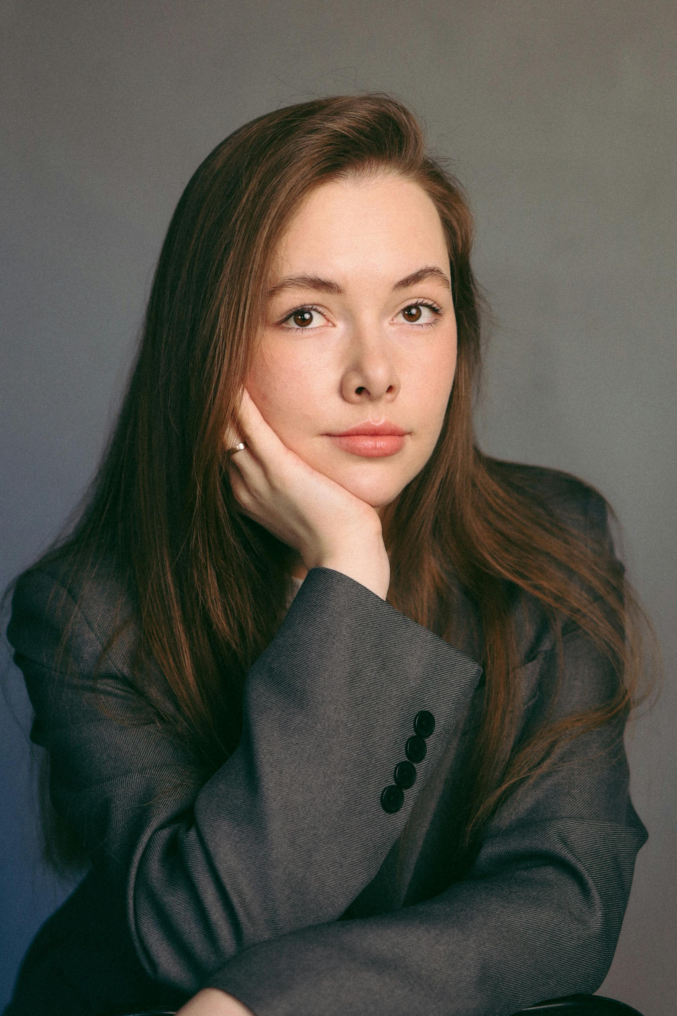 Une jeune femme posant pour un portrait en studio | Source : Pexels