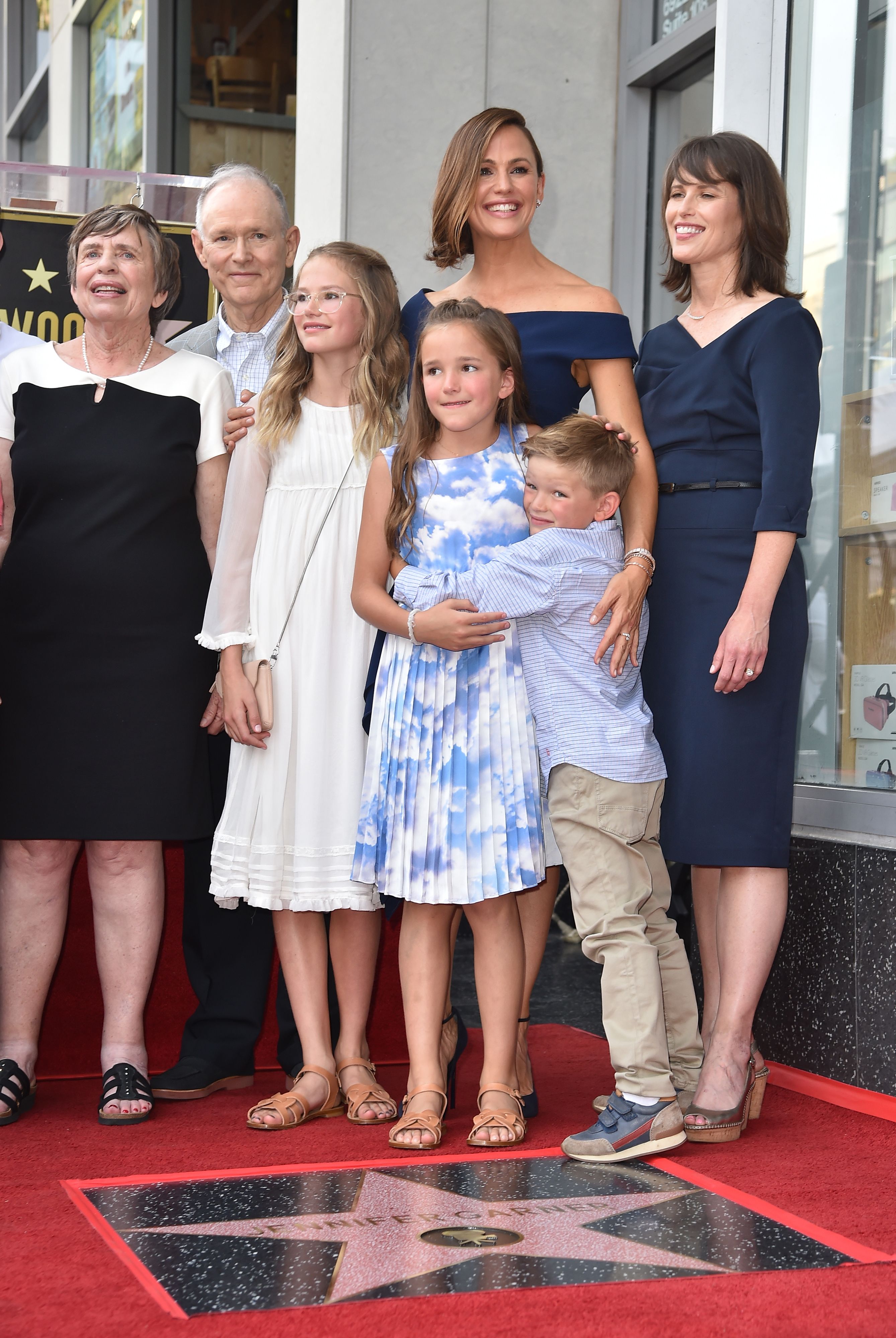 Jennifer Garner pose avec ses parents Patricia Ann Garner et William John Garner, ses enfants Violet, Seraphina et Samuel Garner Affleck, et sa sœur Melissa Garner Wylie au Hollywood Walk of Fame, le 20 août 2018, à Hollywood, en Californie. | Source : Getty Images