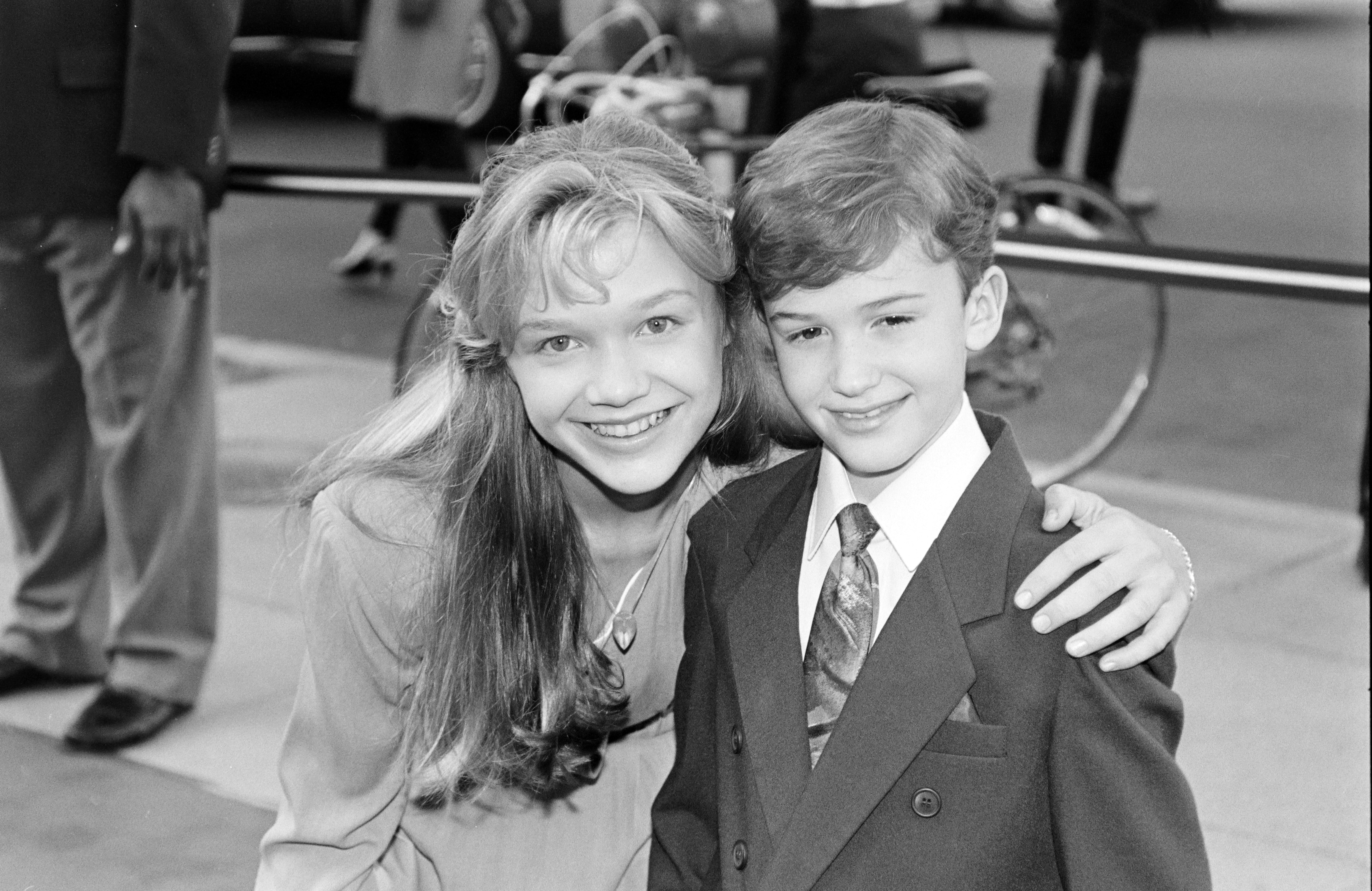 Ariana Richards et Joseph Mazzello lors de la première de « Jurassic Park » à Washington, D.C., en 1993 | Source : Getty Images