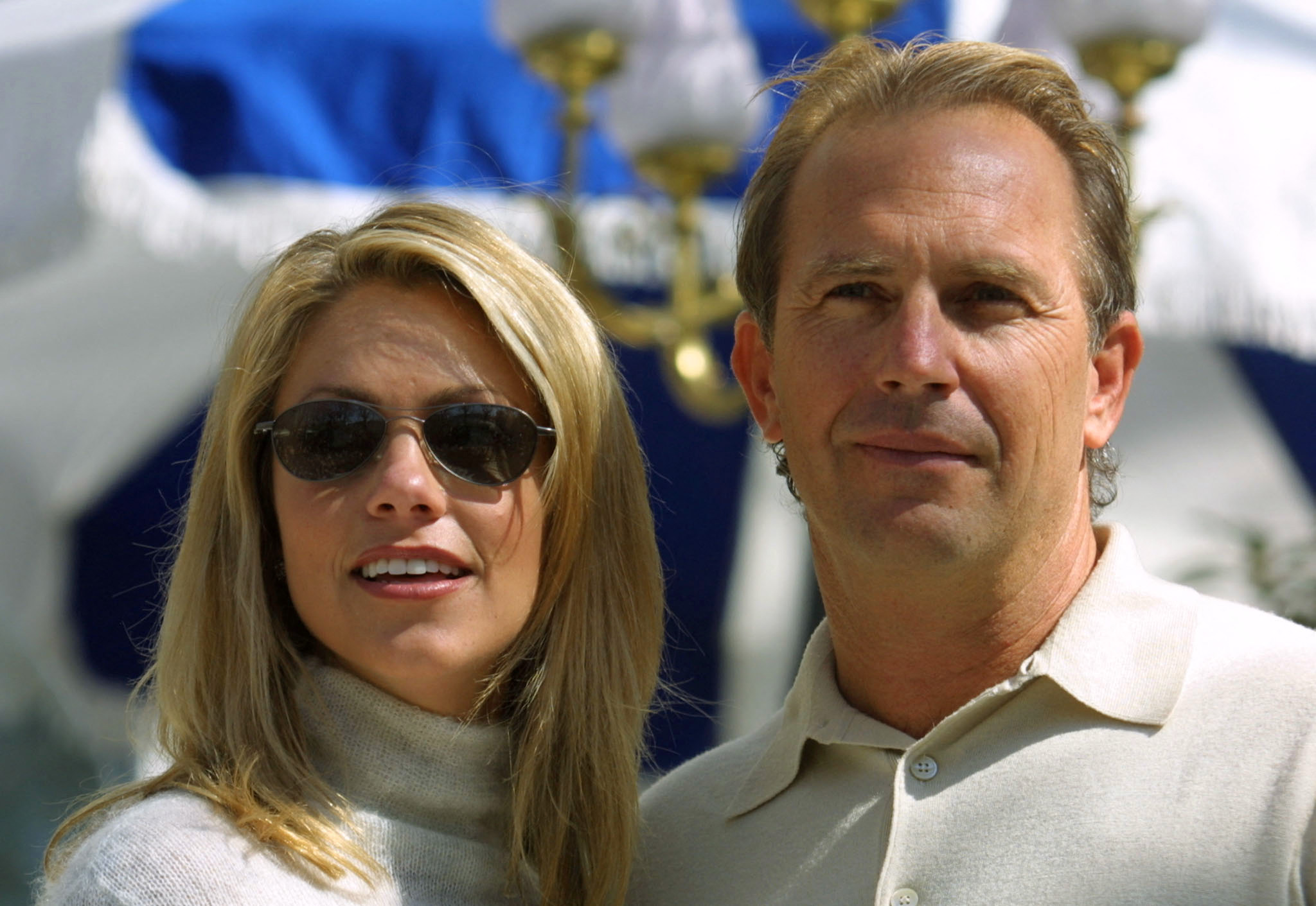 Christine Baumgartner et Kevin Costner lors de la présentation de son film "Three Days" ; à l'hôtel Ritz de Madrid le 15 mars 2001 | Source : Getty Images