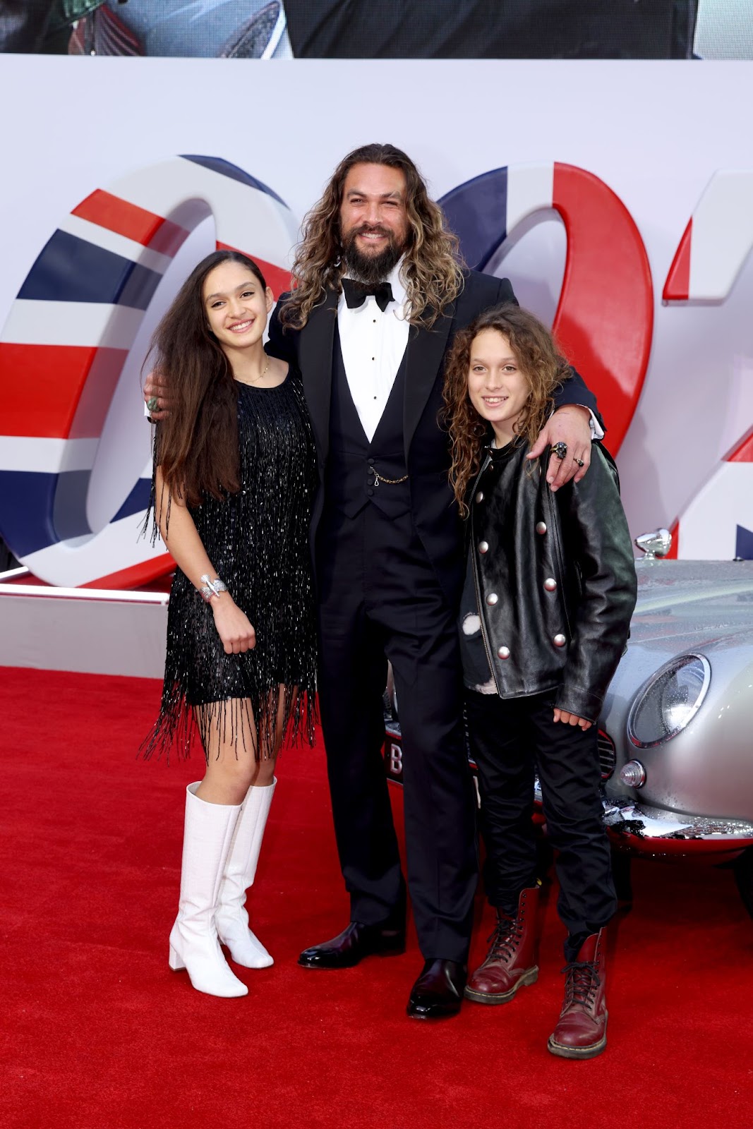 Lola Lolani, Jason Momoa et Nakoa-Wolf Momoa ont assisté à la première de "No Time to Die" le 28 septembre 2021 à Londres, en Angleterre. Jason a partagé ce moment spécial sur le tapis rouge avec ses enfants, qui continuent de soutenir les événements très médiatisés de leur père. | Source : Getty Images