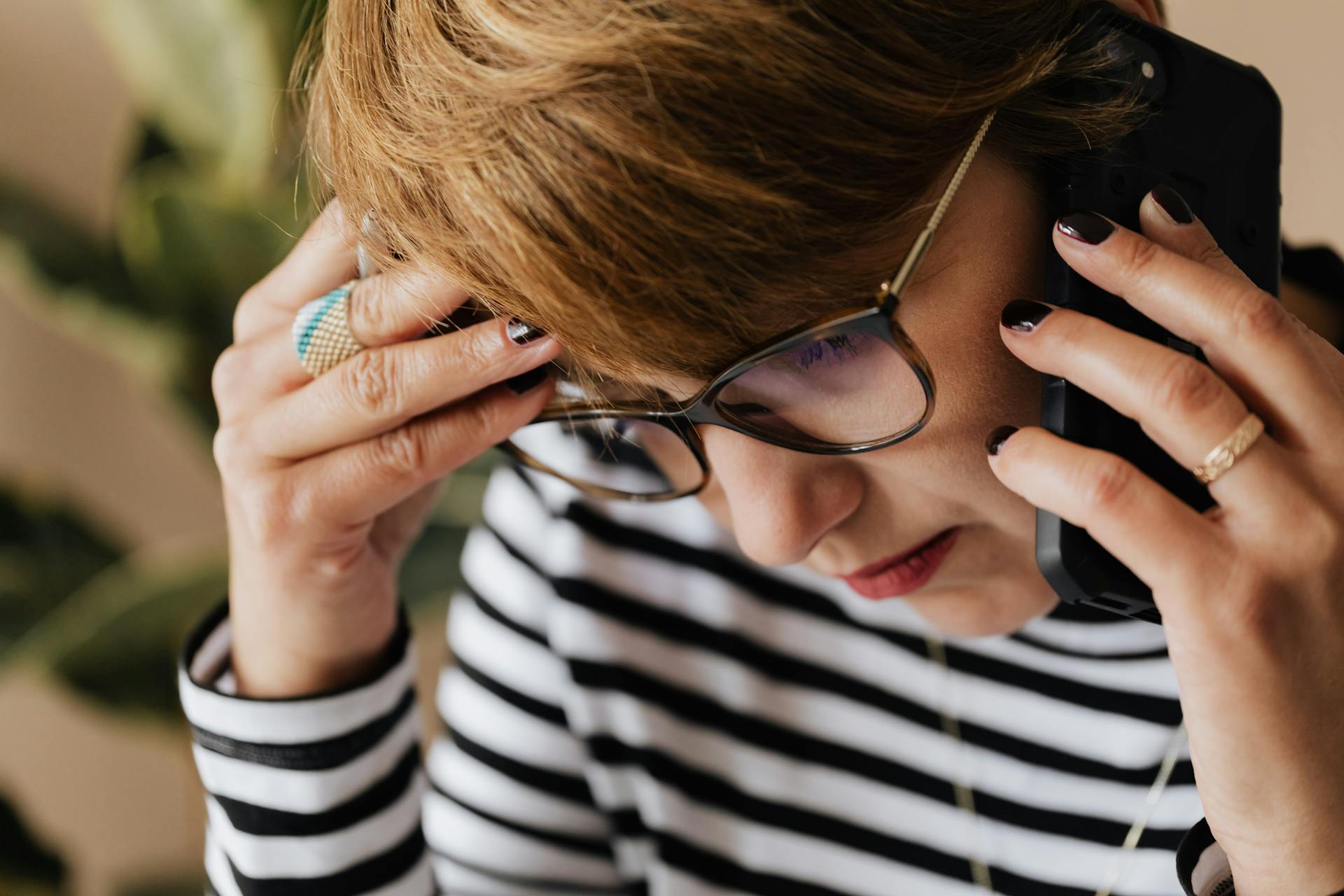 Une femme inquiète au téléphone | Source : Pexels