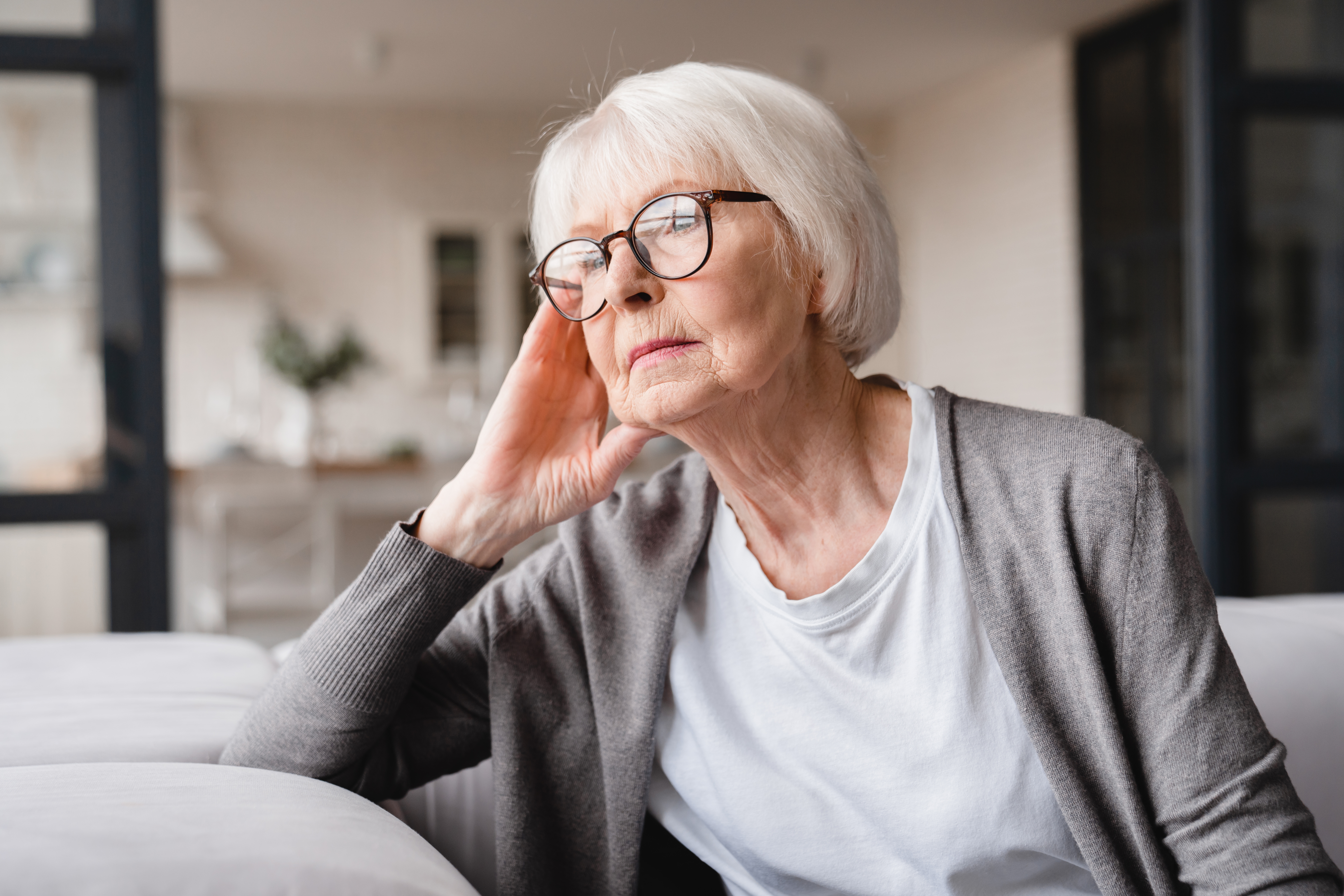 Una mujer mayor sentada en un sofá | Fuente: Shutterstock