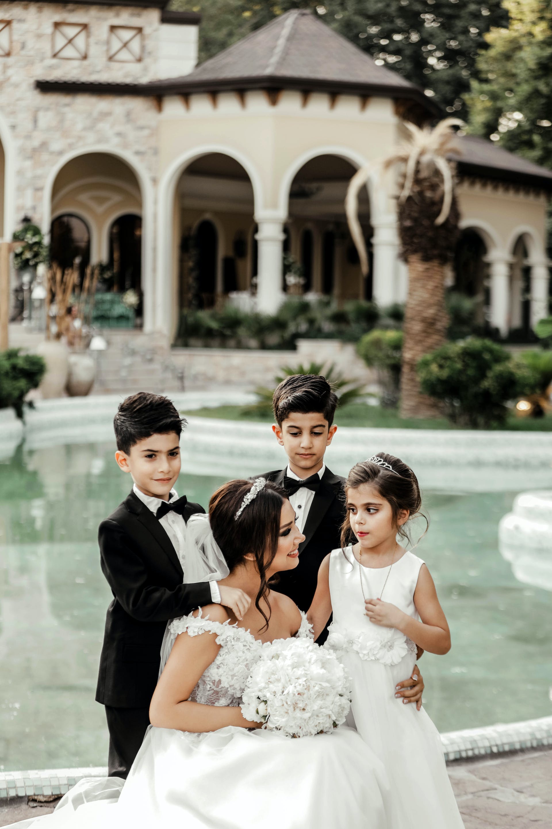 Tres niños alrededor de una novia | Fuente: Pexels